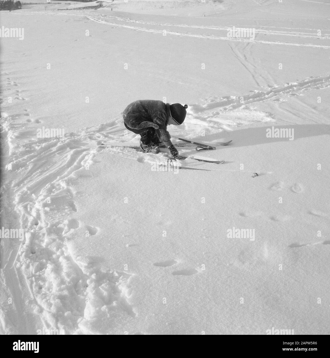 Inverno in Tirol Bambino con sci nella neve Data: Gennaio 1960 Località: Austria, Siriani, Tirolo Parole Chiave: Paesaggi, sci, neve, inverno, sport invernali Foto Stock