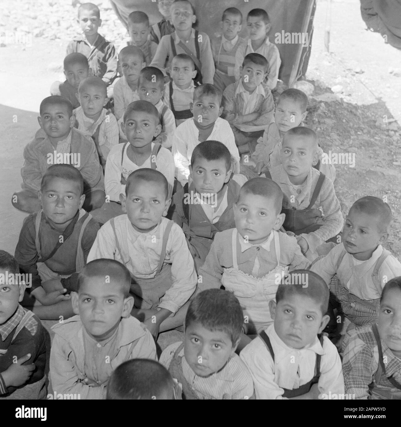 Medio Oriente 1950-1955: Giordania Bambini fuori per la loro scuola nel campo profughi Hussein vicino ad Amman Data: 1950 luogo: Amman, Giordania Parole Chiave: Campi, bambini, rifugiati, campi profughi Foto Stock