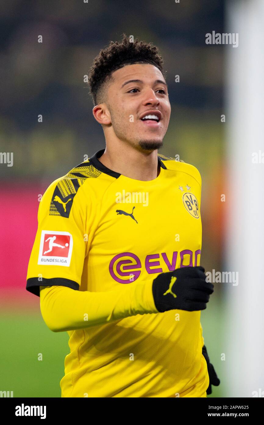Dortmund, Germania. 24th Gen 2020. Calcio: Bundesliga, 19th matchday Borussia Dortmund - 1 FC Colonia, 19th matchday al Signal-Iduna-Park. Jadon Sancho di Dortmund fa il suo gol per le 3:0. Credito: David Inderlied/dpa - NOTA IMPORTANTE: In conformità con le norme del DFL Deutsche Fußball Liga e del DFB Deutscher Fußball-Bund, è vietato sfruttare o sfruttare nello stadio e/o dal gioco fotografato sotto forma di immagini di sequenza e/o serie di foto video-simili./dpa/Alamy Live News Foto Stock