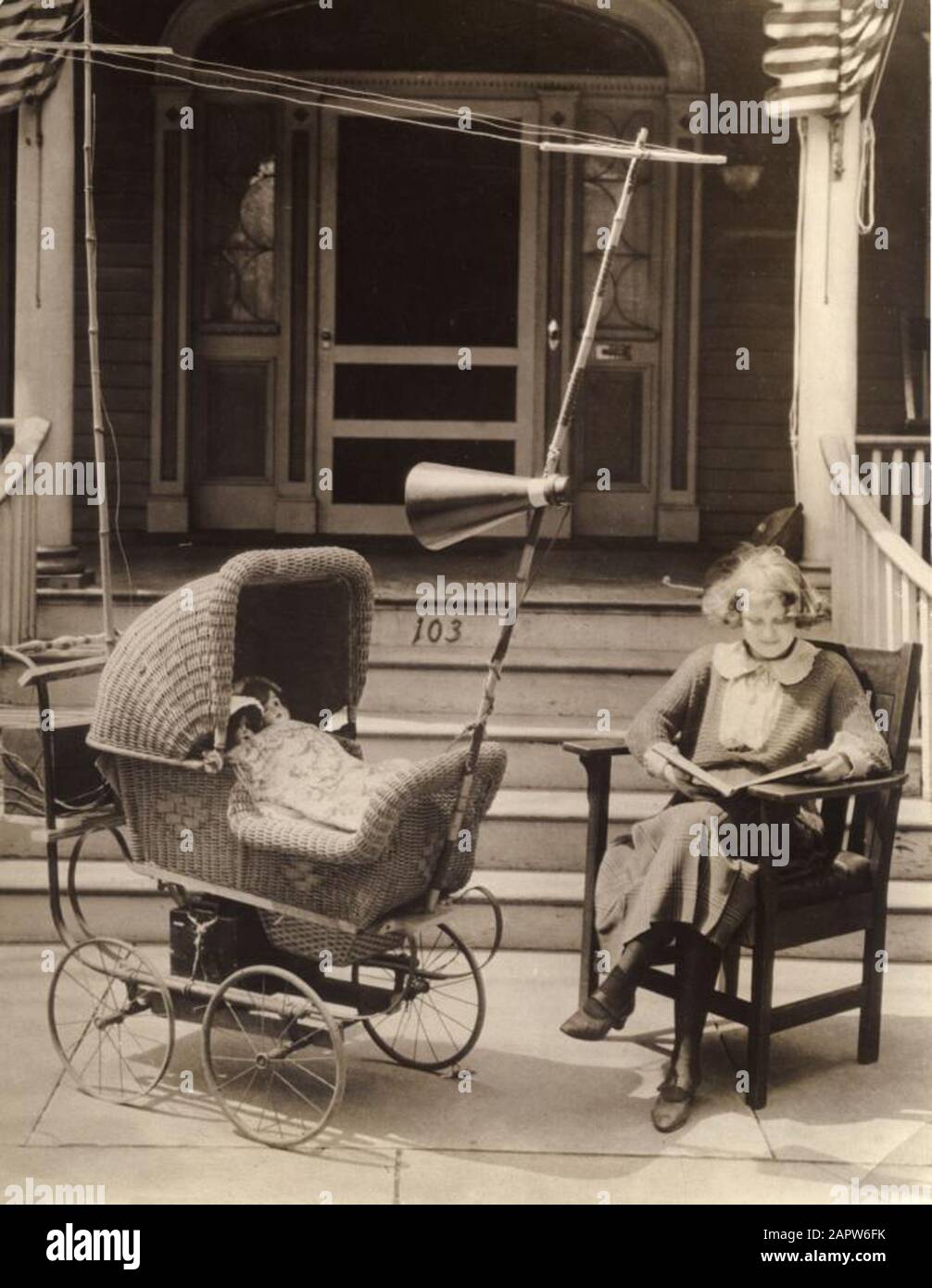 Spaarnestad Photo/Life/ Unknown, SFA002005329. Passeggino dotato di radio, tra cui antenna e altoparlante, per mantenere la calma del bambino. PRAM fornita con una radio, inclusa l'antenna e l'altoparlante, per mantenere il bambino silenzioso. Stati Uniti, 1921. Foto Stock