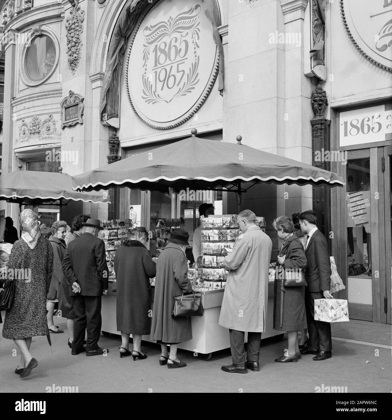 Pariser Bilder [Paris Street Life] Clienti in un piccolo negozio vicino Printemps Department Store Data: 1965 Località: Francia, Parigi Parole Chiave: Pubblico, immagini di strada, venditori ambulanti, grandi magazzini Foto Stock