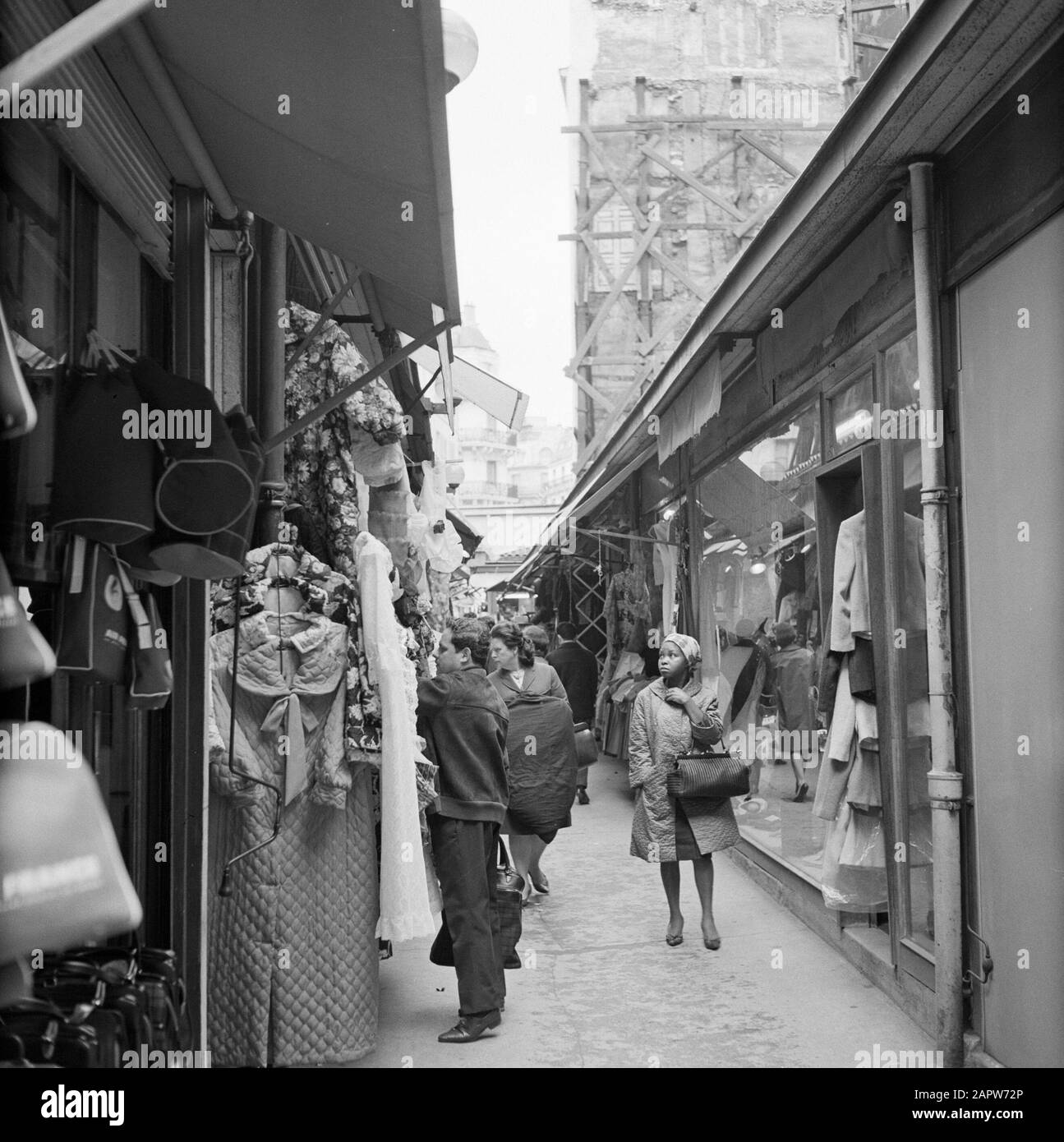 Pariser Bilder [la vita di strada di Parigi] piccoli negozi dietro i grandi viali Data: 1965 Località: Francia, Parigi Parole Chiave: Abbigliamento, sculture di strada, negozi Foto Stock