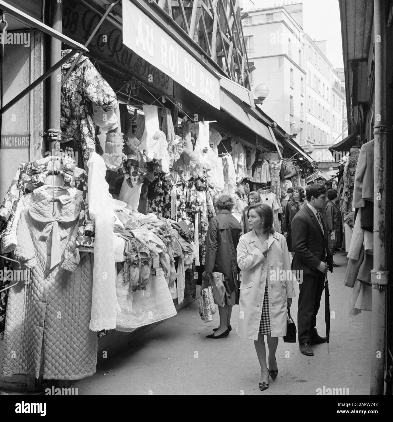Pariser Bilder [la vita di strada di Parigi] piccoli negozi dietro i grandi viali Data: 1965 Località: Francia, Parigi Parole Chiave: Abbigliamento, pubblico, sculture di strada, negozi Foto Stock