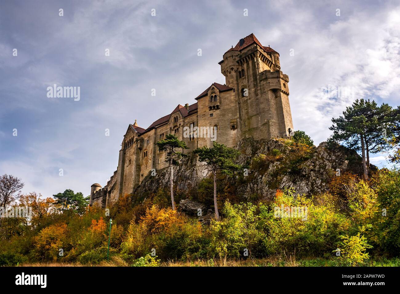 Il Castello del Liechtenstein è un castello vicino a Maria Enzersdorf, nella Bassa Austria, al confine con Vienna. Si trova ai margini del Wienerwald (Foresta Viennese). Foto Stock