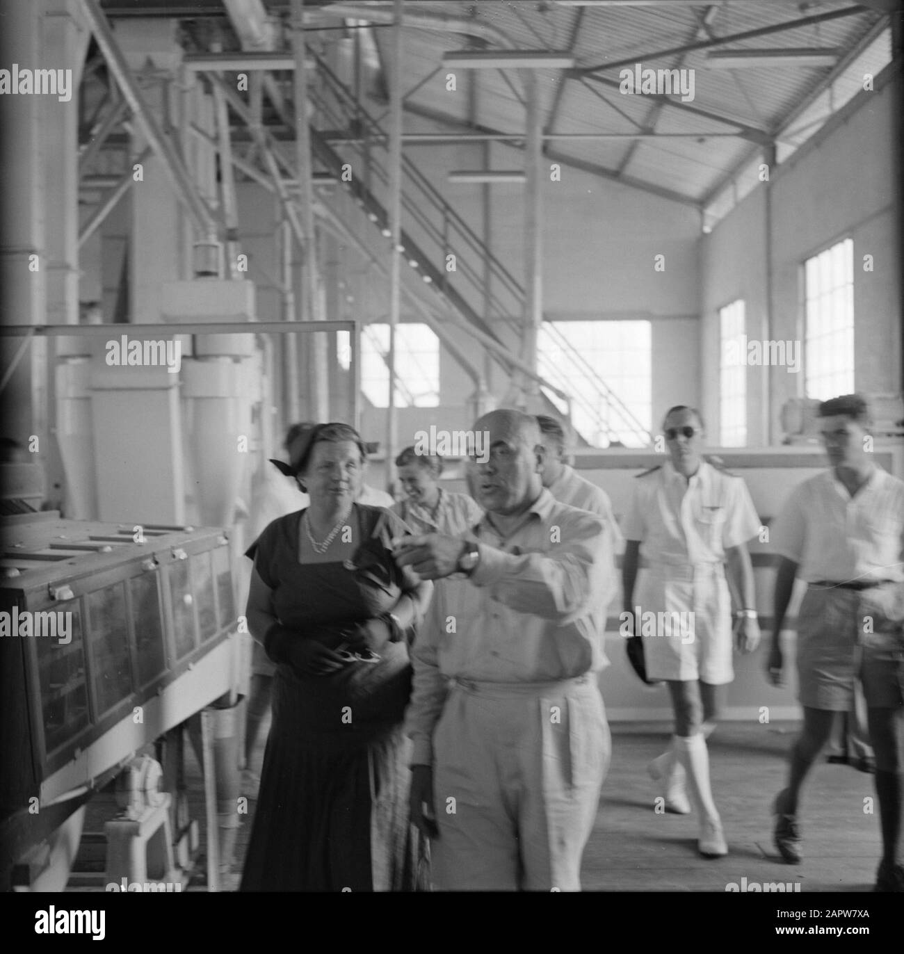 Antille Olandesi e Suriname al momento della visita reale della Regina Juliana e del Principe Bernhard nel 1955 Regina e principe Visita la fabbrica di riso a Wageningen Data: 2 Novembre 1955 luogo : Suriname, Wageningen Parole Chiave: Bezopeken, industria, canopies, regine Nome personale: Bernhard, Prince, Juliana, queen Foto Stock