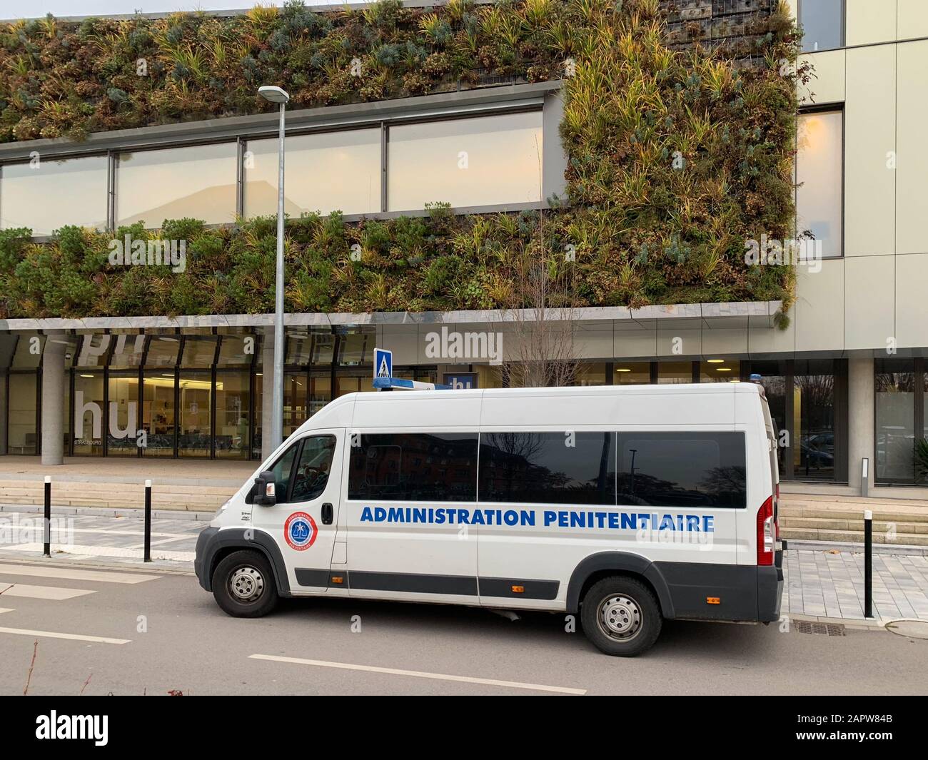 Strasburgo, Francia - 14 dicembre 2018: Vista laterale del furgone bianco Fiat Ducato con amministrazione penitenziaria en France Tradotto l'amministrazione della prigione parcheggiata di fronte all'ospedale NHC Foto Stock