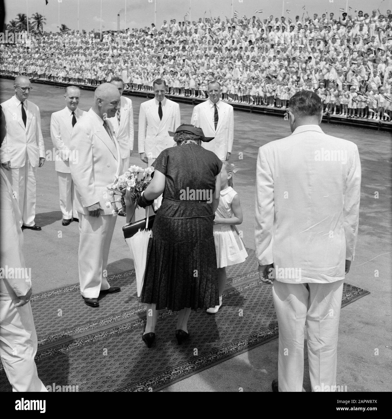 Antille Olandesi e Suriname al momento della visita reale della Regina Juliana e del Principe Bernhard nel 1955 la Regina Juliana riceve fiori alla reception della raffineria di Isla a Willemstad. Dr. ir sinistro. H. ter Meulen Data: 21 ottobre 1955 luogo: Curaçao, Antille Olandesi, Willemstad Parole Chiave: Bambini, visite reali Nome personale: Juliana (regina Olanda), Meulen, H. ter Foto Stock