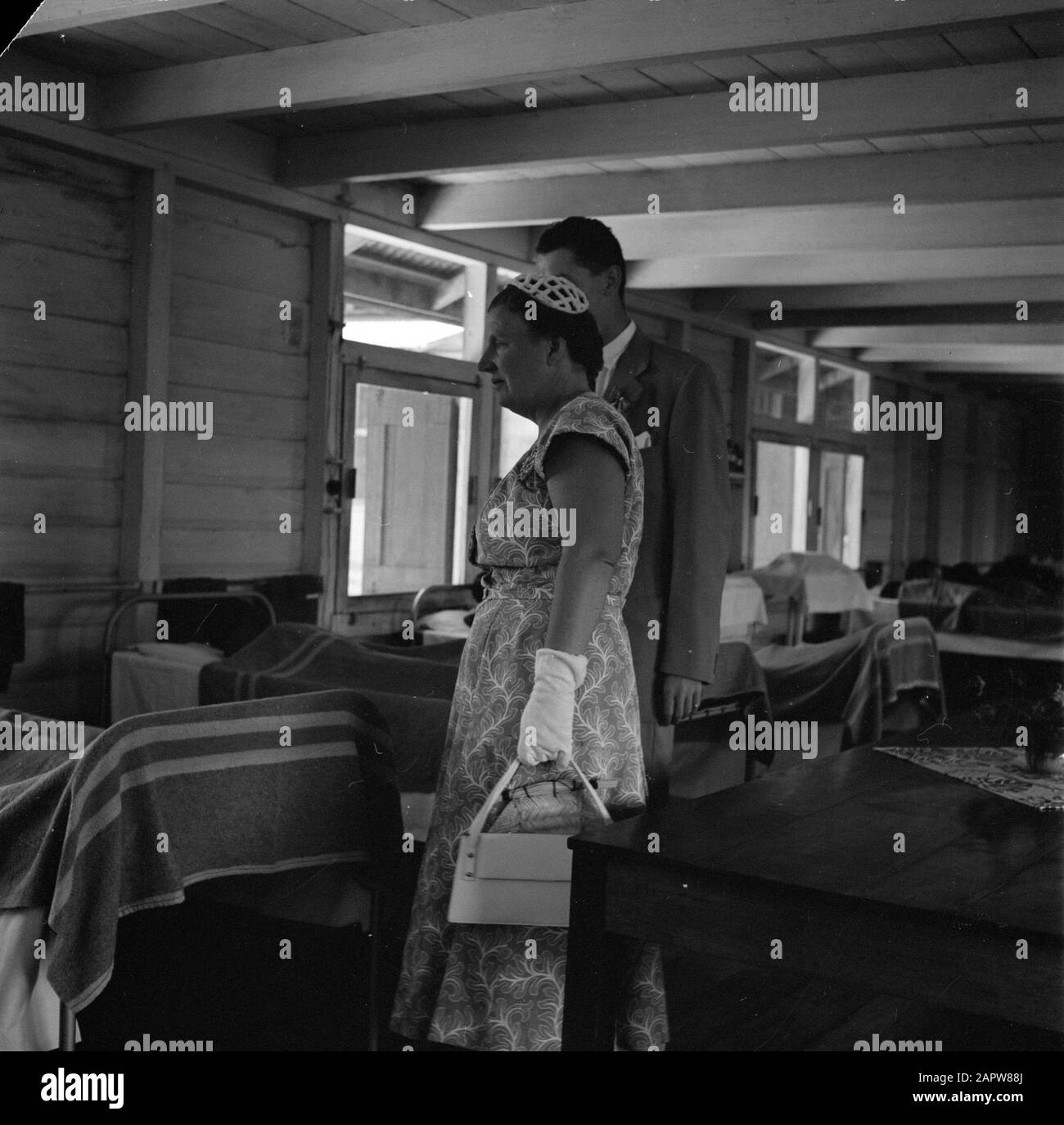 Antille Olandesi e Suriname al momento della visita reale della Regina Juliana e del Principe Bernhard nel 1955 Regina Juliana in visita alla Principessa Juliana Shipmentaal in Stazione via cavo Data : Ottobre 1955 Ubicazione: Stazione via cavo, Suriname Parole Chiave: Visite, regine, infermieri, ospedali Nome personale: Juliana, Regina Foto Stock