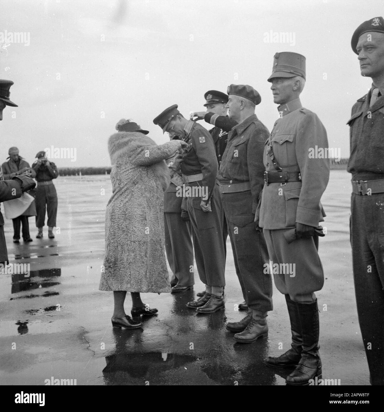 Premio Dell'Ordine militare di Guglielmo e altri premi della Regina Wilhelmina alla presenza degli altri membri della famiglia reale alla base aerea di Soesterberg la Regina Wilhelmina assegna l'Ordine militare di Guglielmo al Principe Bernhard; secondo da Res. Terzo da destra Colonnello W.F. Hennink, comandante della Grebbeberglinie nel maggio 1940 Data: 20 giugno 1946 luogo: Soest, Utrecht (provincia), Soesterberg Air base Parole Chiave: Cars , regine, casa reale, militare, premi, principi Nome personale: Bernhard (Prince Netherlands), Hennink, W.F., Wilhelmina (queen Netherlan Foto Stock