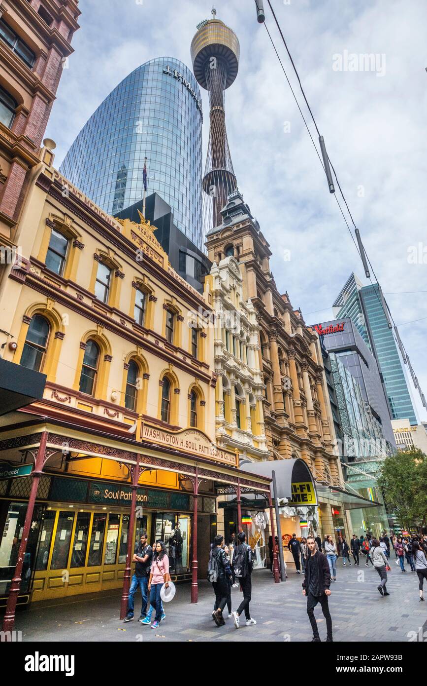 Vista della Torre di Sydney e dell'unico centro commerciale pedonale di Pitt Street Mall nel quartiere centrale degli affari di Sydney nel nuovo Galles del Sud, Australia Foto Stock