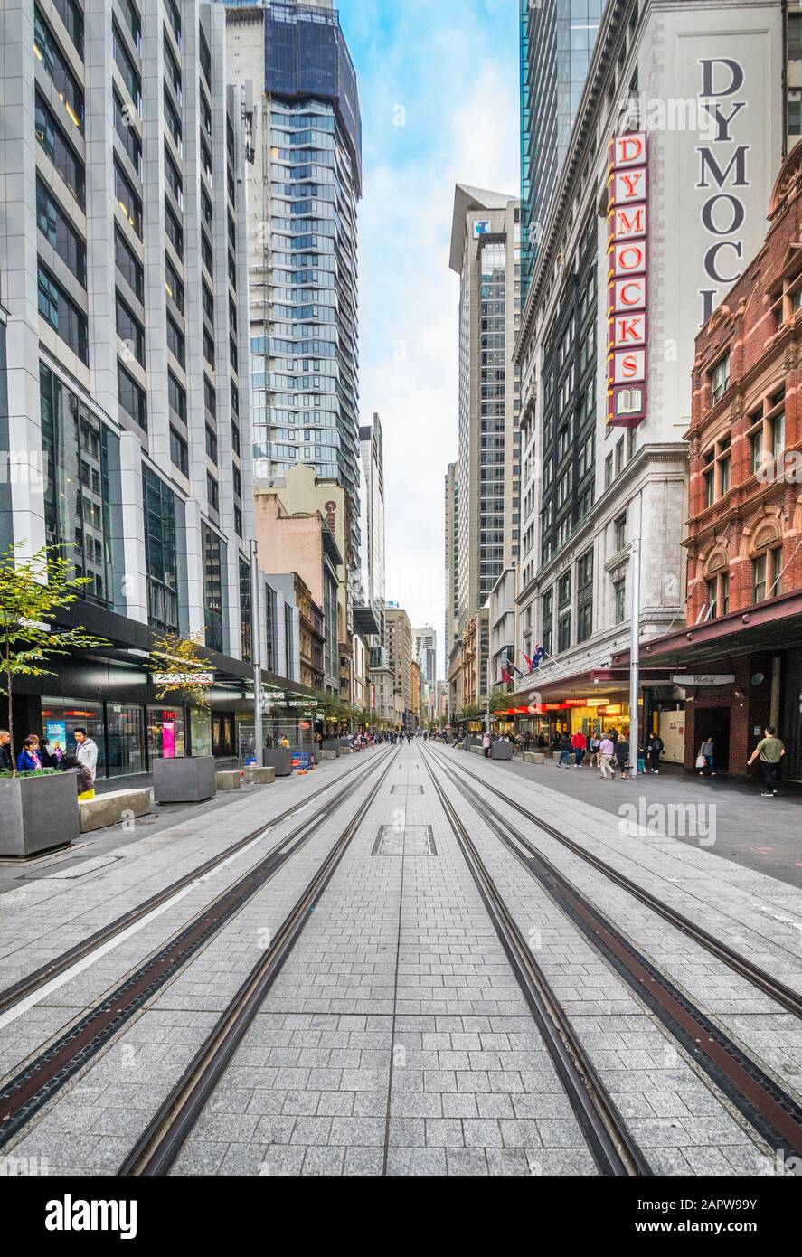 Zona pedonale di George Street con i binari della nuova rete ferroviaria leggera, Sydney CBD, New South Wales, Australia Foto Stock