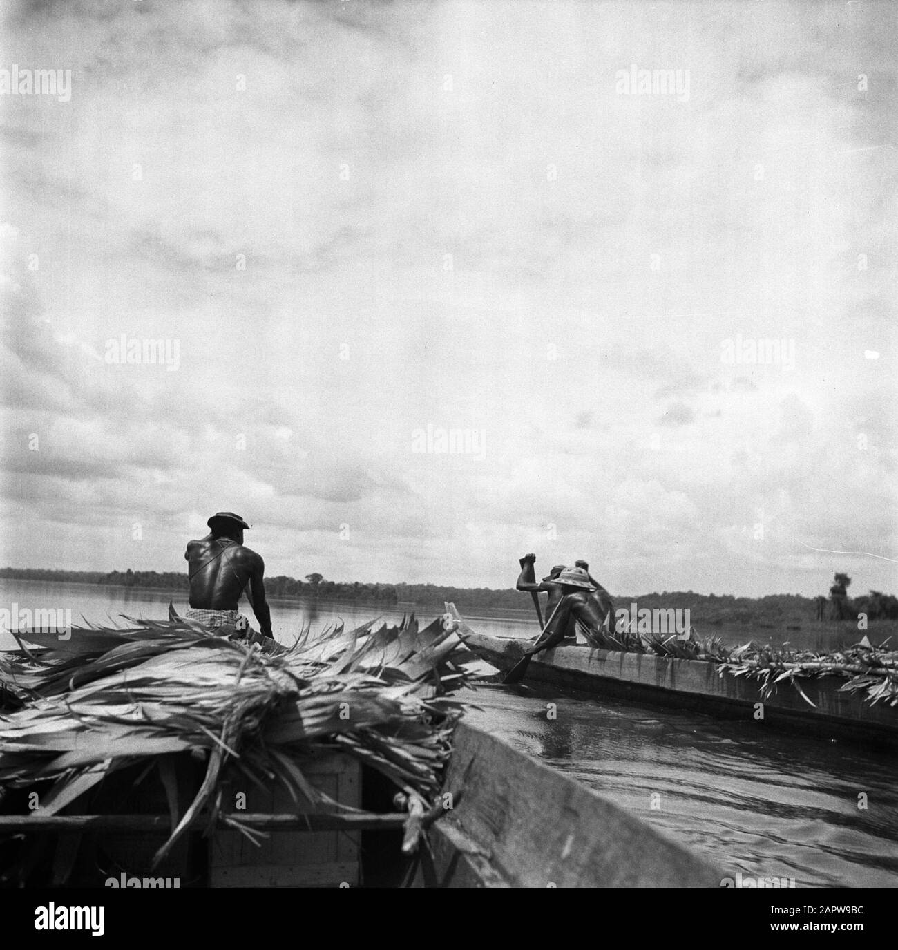 Viaggio in Suriname e le Antille Olandesi Korjalen sul Marowijnerivier vicino Langetabbetje in Suriname Data: 1947 Località: Langatabbetje, Marowijne, Suriname Parole Chiave: Fiumi, navi Foto Stock