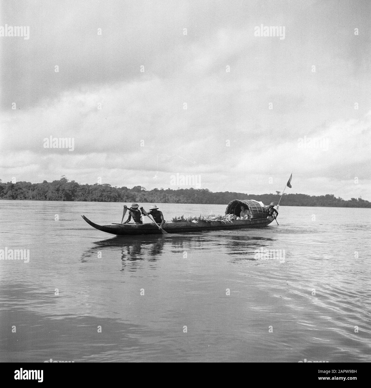 Viaggiare in Suriname e le Antille olandesi Korjaal sul Marowijnerivier vicino Langetabbetje in Suriname Data: 1947 Località: Langatabbetje, Marowijne, Suriname Parole Chiave: Fiumi, navi : poll, Willem van de, Foto Stock