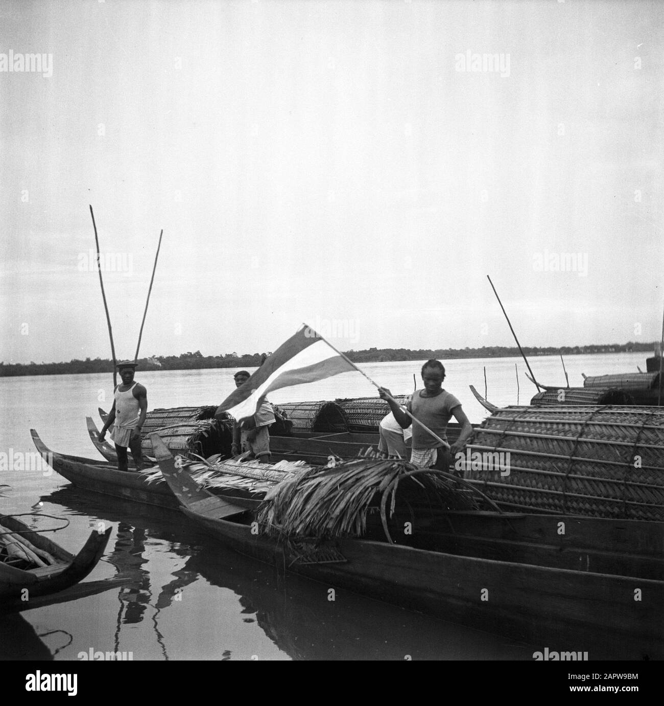 Viaggio a Suriname e Antille Olandesi Korjalen vicino Albina; uno ha una bandiera olandese Data: 1947 luogo: Albina, Marowijne, Suriname Parole Chiave: Popolazione indigena, fiumi, navi, bandiere Foto Stock