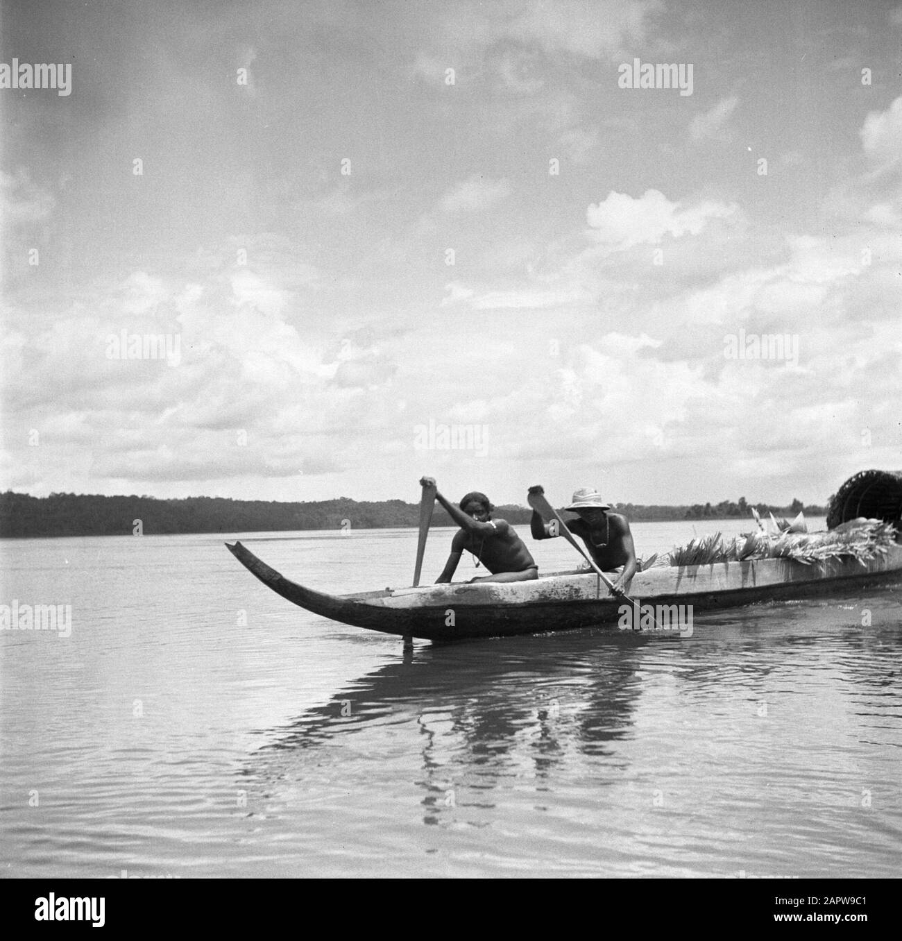 Viaggio in Suriname e le Antille Olandesi Korjaal sul Marowijnerivier vicino Langetabbetje in Suriname Data: 1947 Località: Langatabbetje, Marowijne, Suriname Parole Chiave: Fiumi, canottaggio, navi Foto Stock