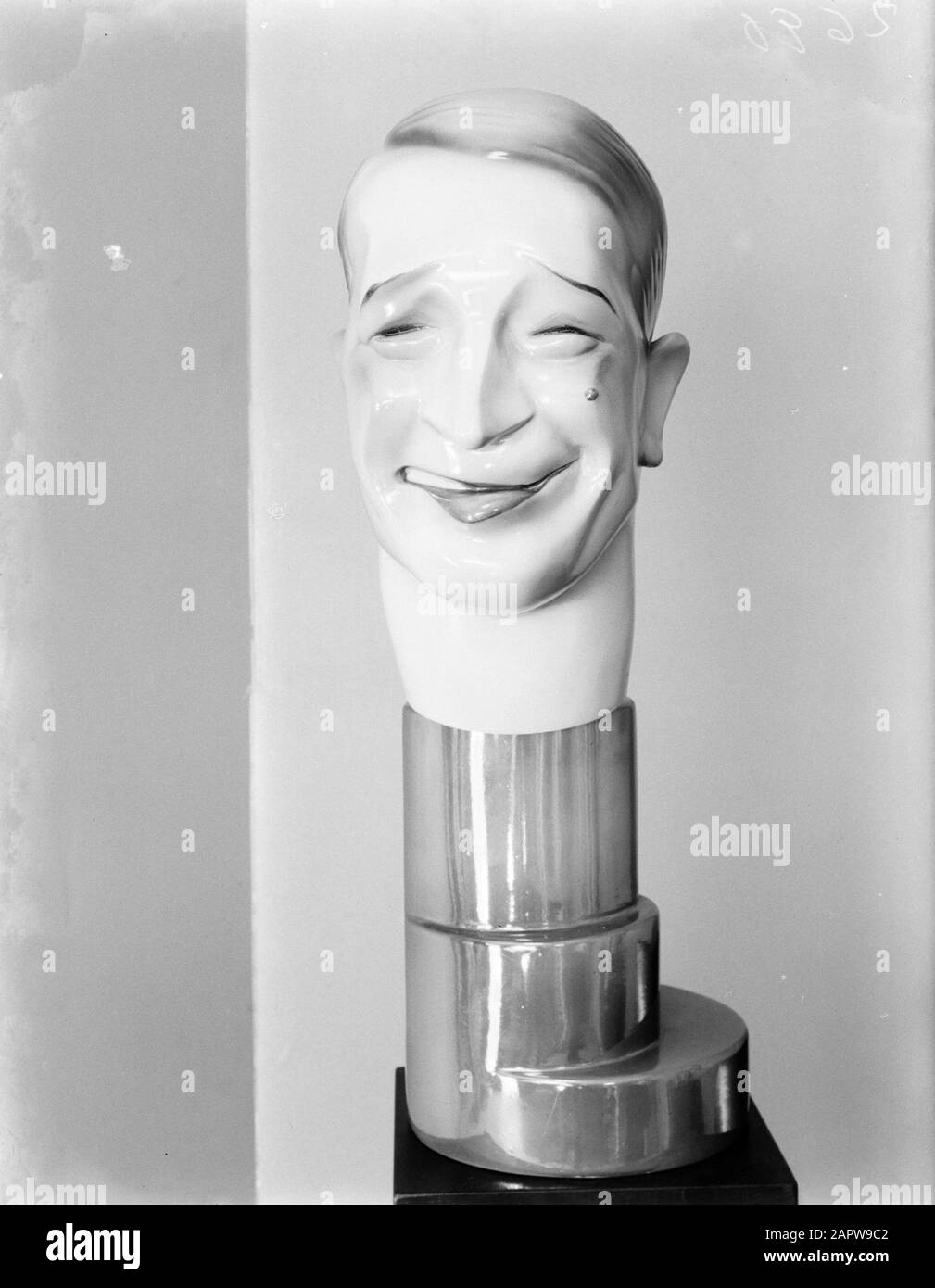 Fotografia di moda testa di bambola di moda della fa. Imans, modello Maurice Chevalier Annotazione: Pierre Imans creatore di manichini di cera, spesso a somiglianza di persone famose dalla showbizz Data: 1933 luogo : Francia, Parigi Parole Chiave: Vetrine, cera immagini, cantanti Nome personale: Chevalier, Maurice Foto Stock