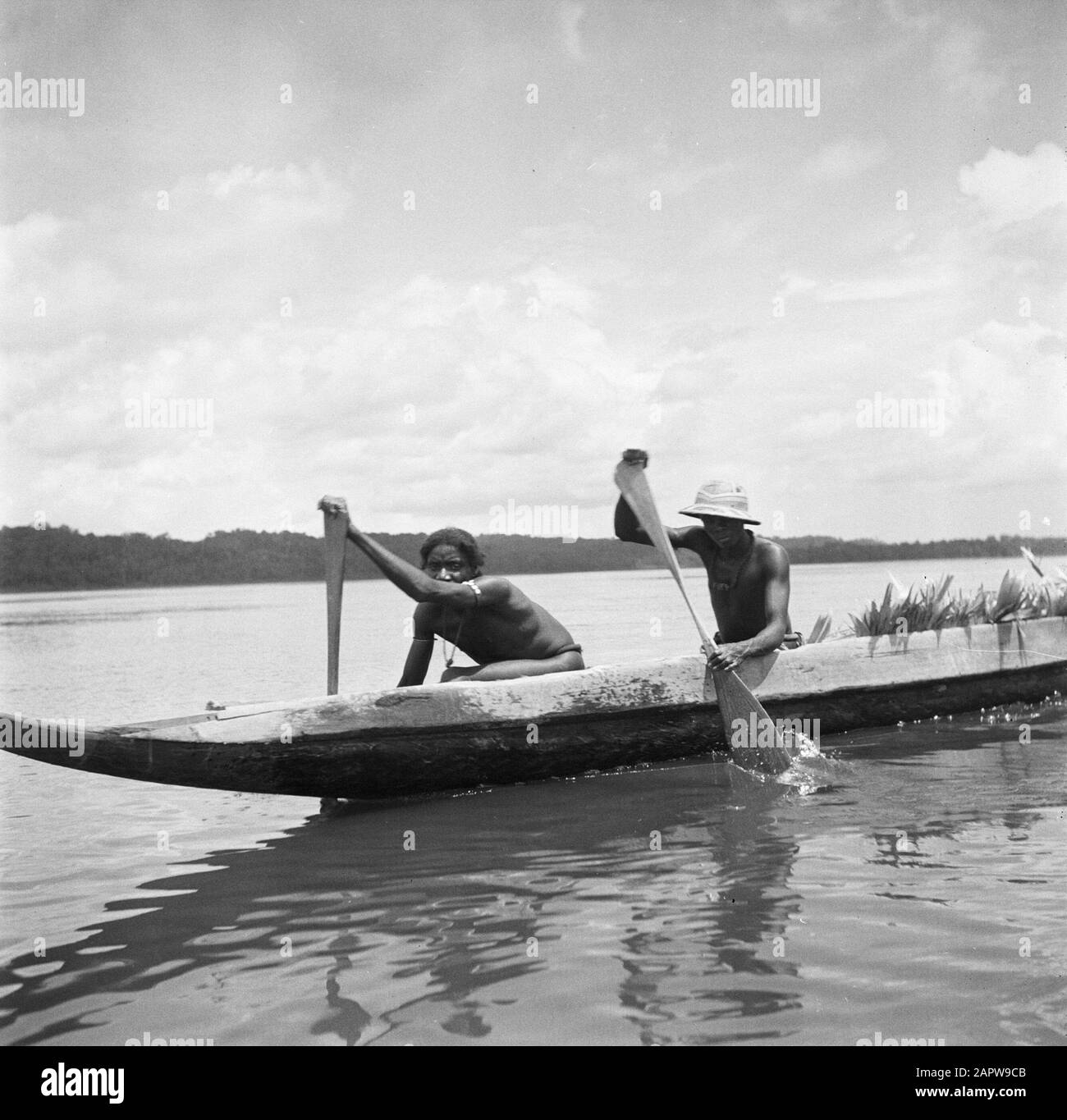 Viaggio in Suriname e le Antille Olandesi Korjaal sul Marowijnerivier vicino Langetabbetje in Suriname Data: 1947 Località: Langatabbetje, Marowijne, Suriname Parole Chiave: Fiumi, canottaggio, navi Foto Stock