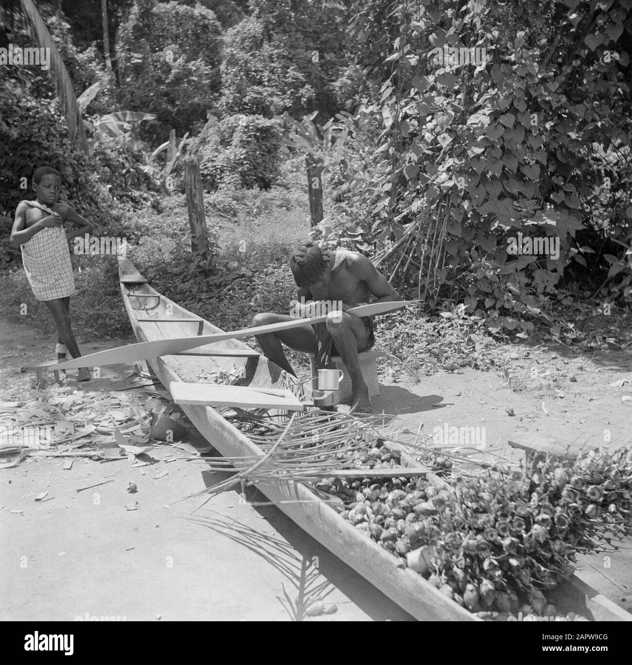 Viaggi in Suriname e le Antille Olandesi i Korjaalbuilders al lavoro a Langetabbetje in Suriname Data: 1947 luogo: Langatabbetje, Marowijne, Suriname Parole Chiave: Foresta terreni creoles, navi Foto Stock