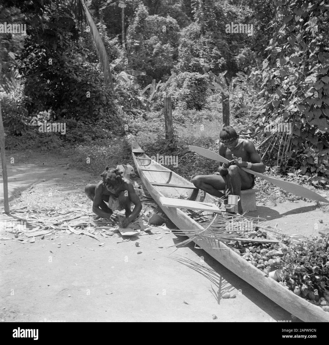 Viaggi in Suriname e le Antille Olandesi i Korjaalbuilders al lavoro a Langetabbetje in Suriname Data: 1947 luogo: Langatabbetje, Langetabbetje, Marowijne, Suriname Parole Chiave: Forest Land creols, navi Foto Stock