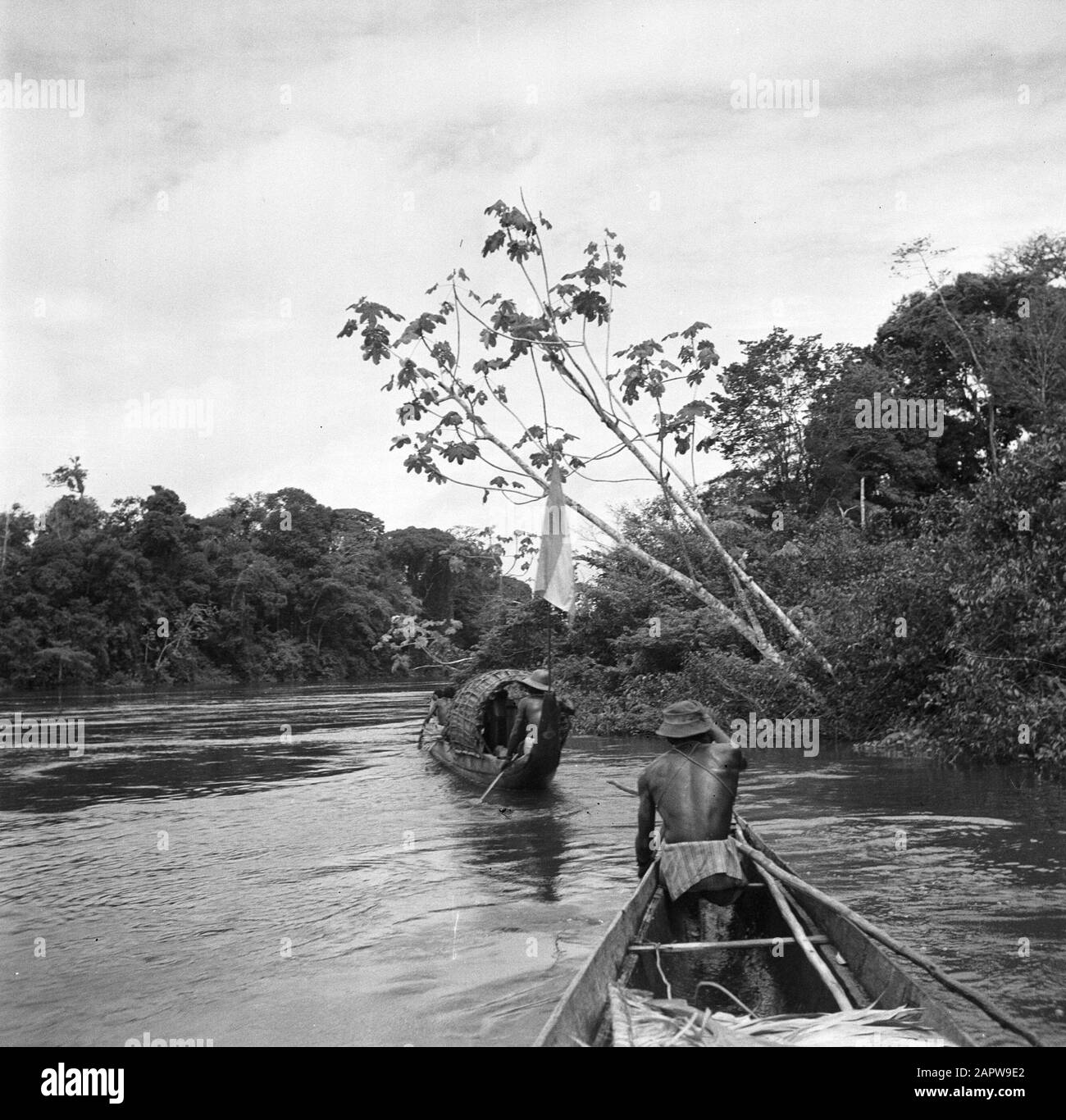 Viaggio in Suriname e le Antille Olandesi Korjalen sul Marowijnerivier Data: 1947 luogo: Marowijne, Suriname Parole Chiave: Fiumi, canottaggio, navi Foto Stock