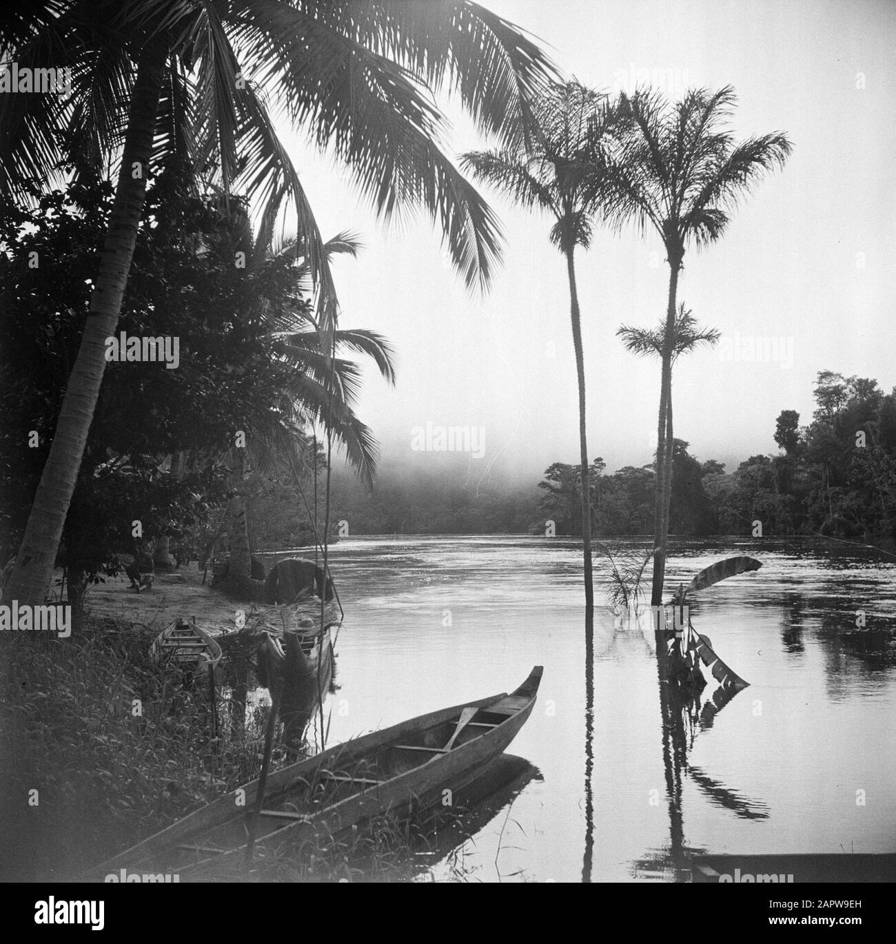 Viaggio a Suriname e le Antille Olandesi Korjalen a Langetabbetje all'alba Data: 1947 luogo: Langatabbetje, Marowijne, Suriname Parole Chiave: Navi, alba Foto Stock