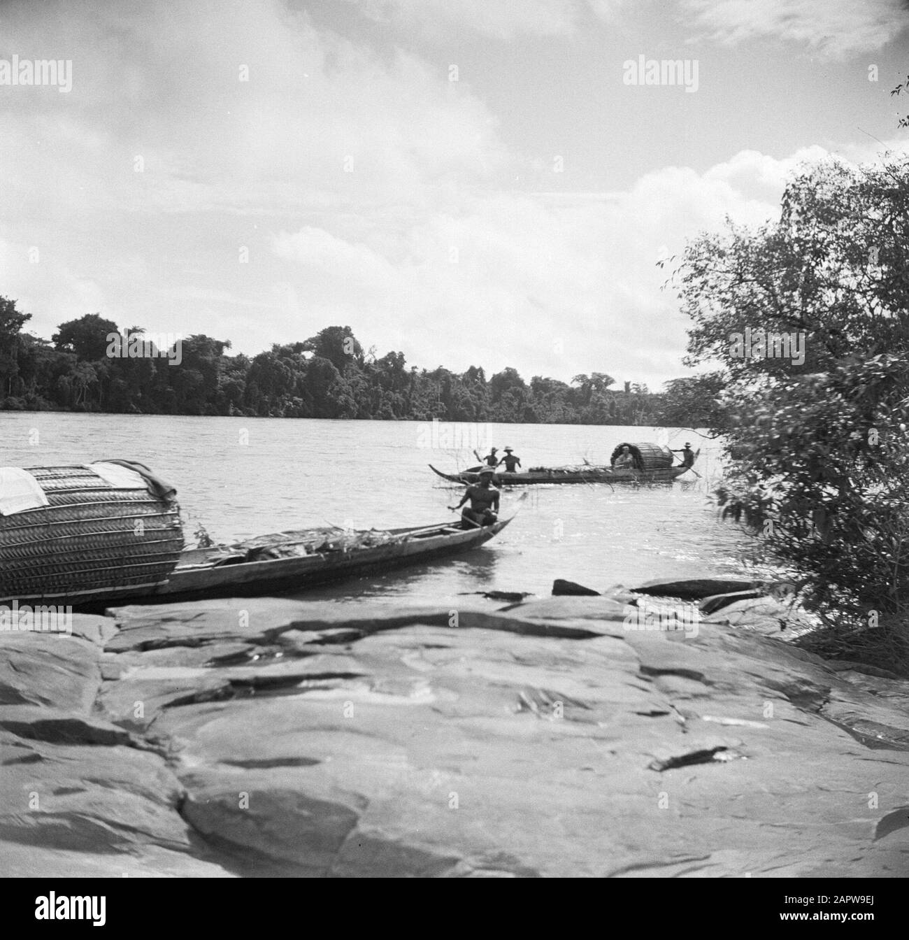 Viaggio in Suriname e Antille Olandesi Korjalen sul Marowijnerivier in Suriname Data: 1947 luogo: Suriname Parole Chiave: Fiumi, navi Foto Stock