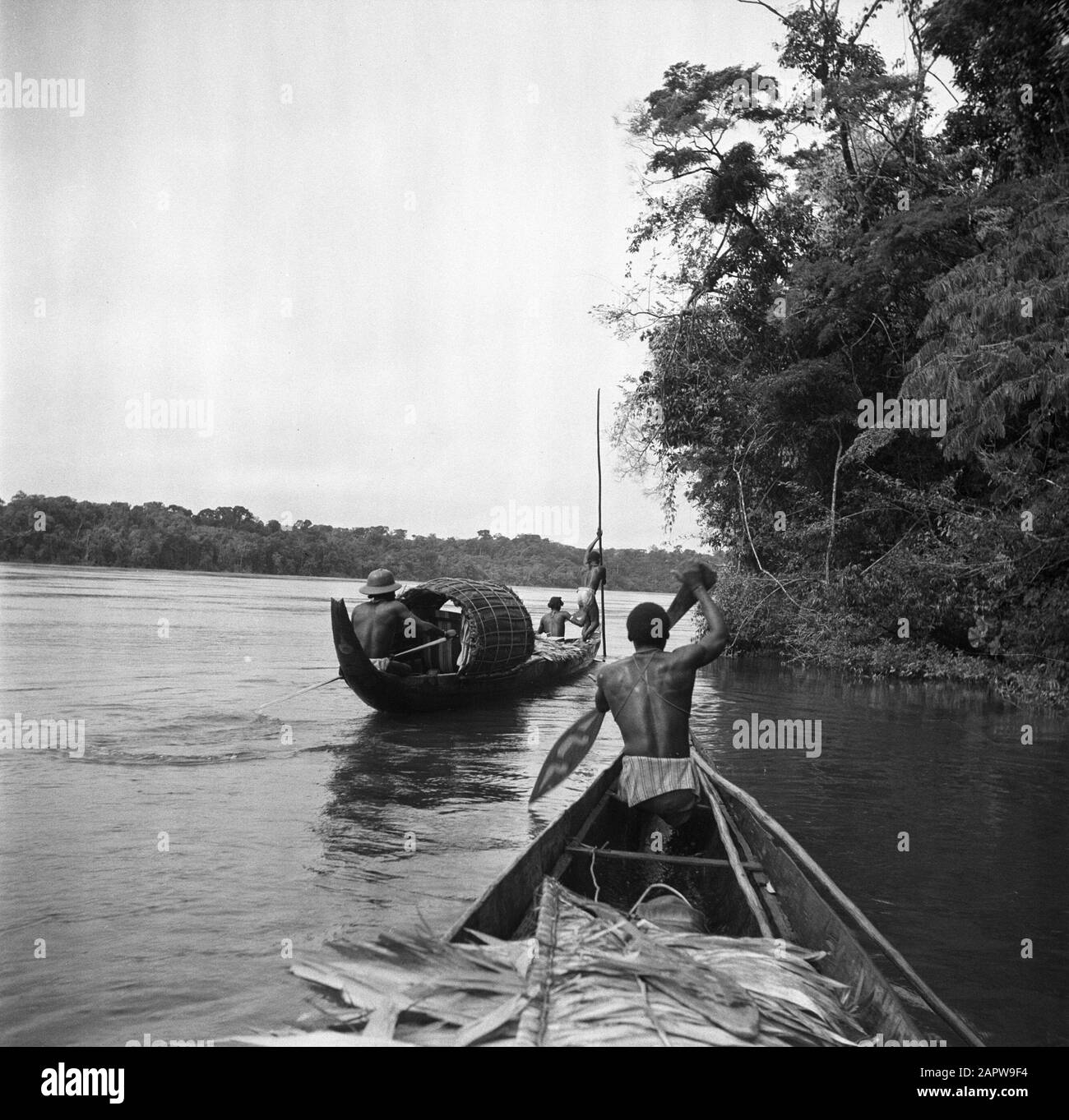 Viaggio in Suriname e le Antille Olandesi Korjalen sul Marowijnerivier Data: 1947 luogo: Marowijne, Suriname Parole Chiave: Fiumi, canottaggio, navi Foto Stock