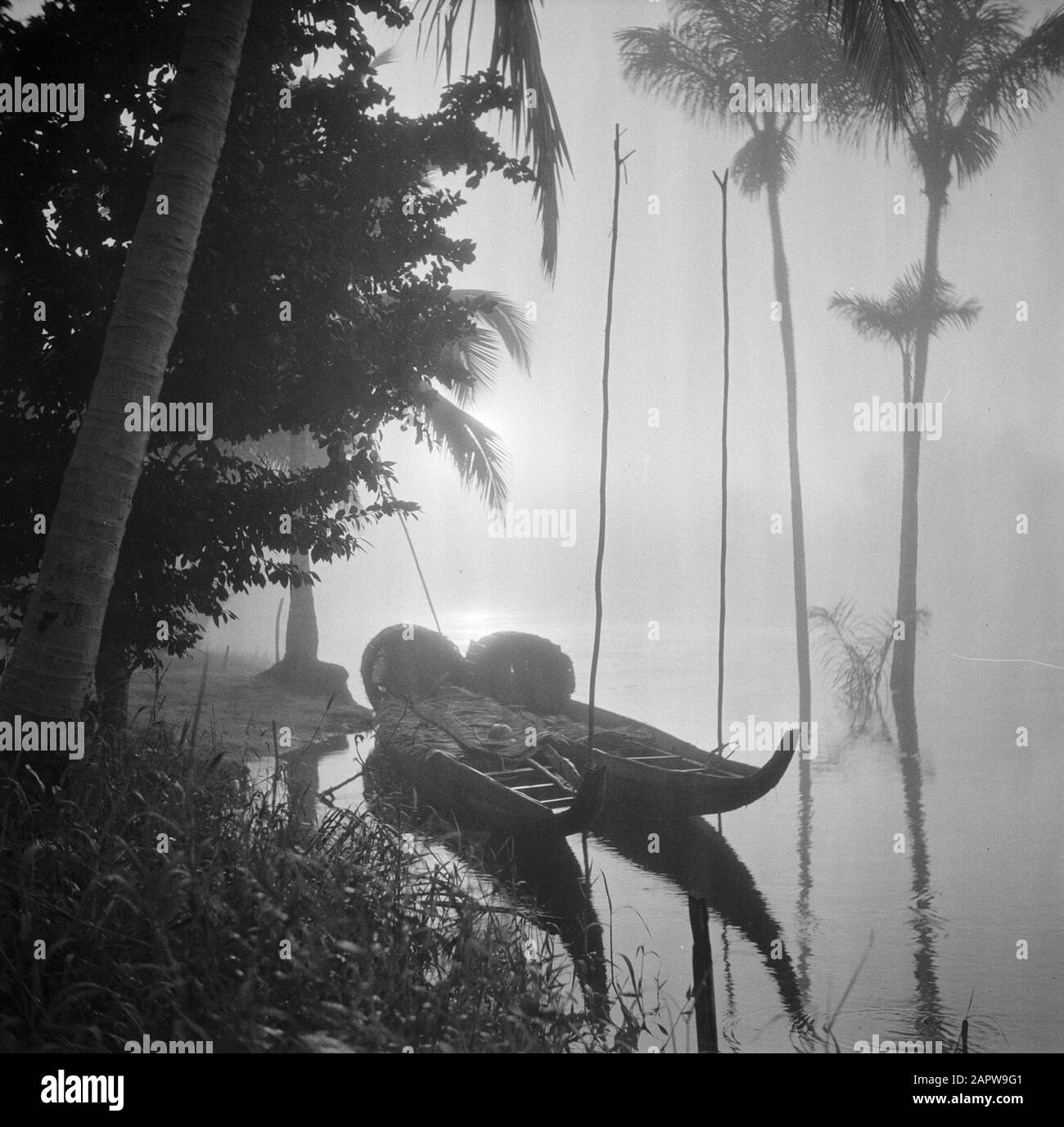 Viaggio a Suriname e le Antille Olandesi Korjalen a Langetabbetje all'alba Data: 1947 luogo: Langatabbetje, Marowijne, Suriname Parole Chiave: Navi, alba Foto Stock