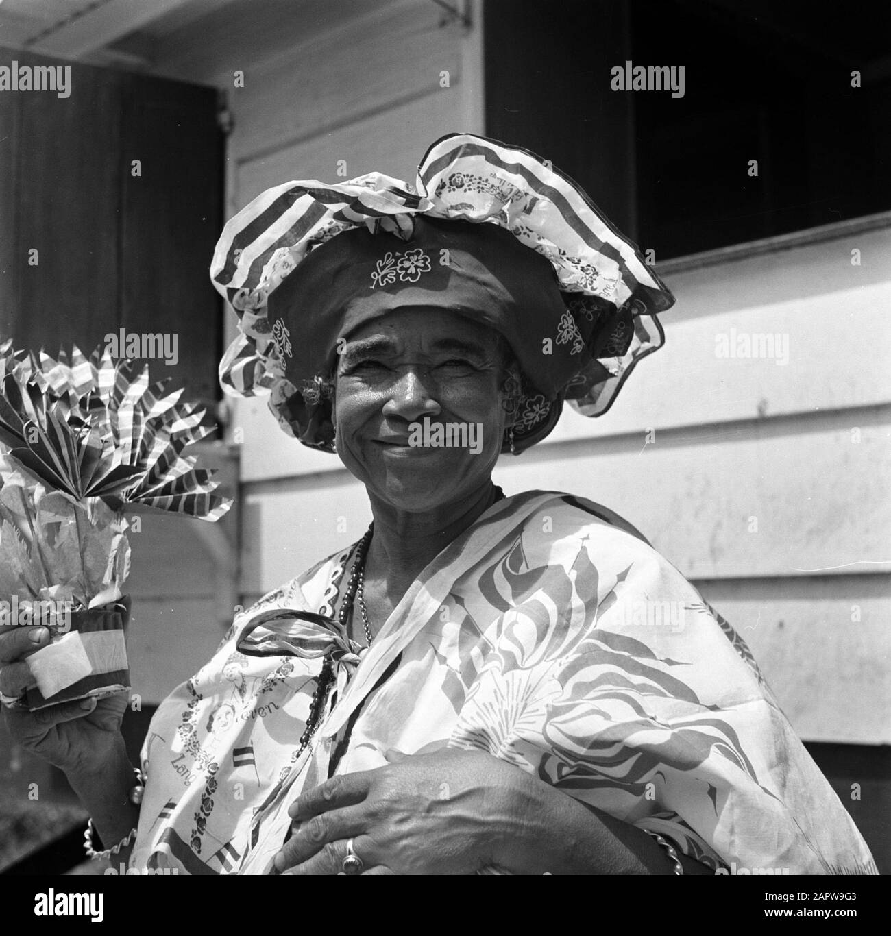 Viaggio nel Suriname e nelle Antille Olandesi Kotomisi Pauline vestita con abiti da festa in rosso, bianco, blu e con ritratti della Regina Wilhelmina, della Principessa Juliana e del Principe Bernhard Annotazione: Pauline era la hostess della casa di governo in New Nickerie Data: 1947 Località: Nickerie, Suriname Parole Chiave: creoles, indigeni, abbigliamento, donne Foto Stock