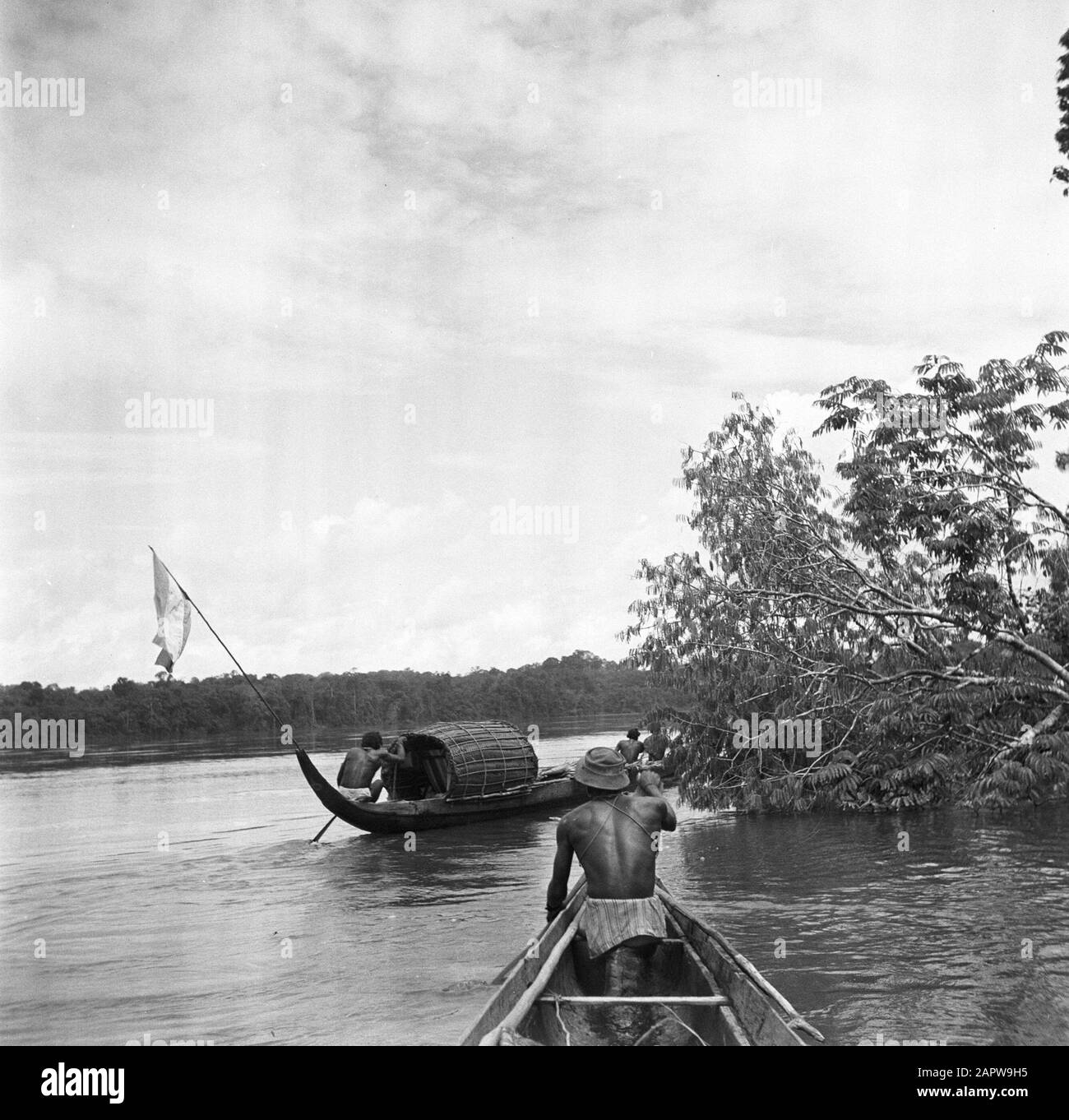 Viaggio in Suriname e le Antille Olandesi Korjalen sul Marowijnerivier Data: 1947 luogo: Marowijne, Suriname Parole Chiave: Fiumi, canottaggio, navi Foto Stock
