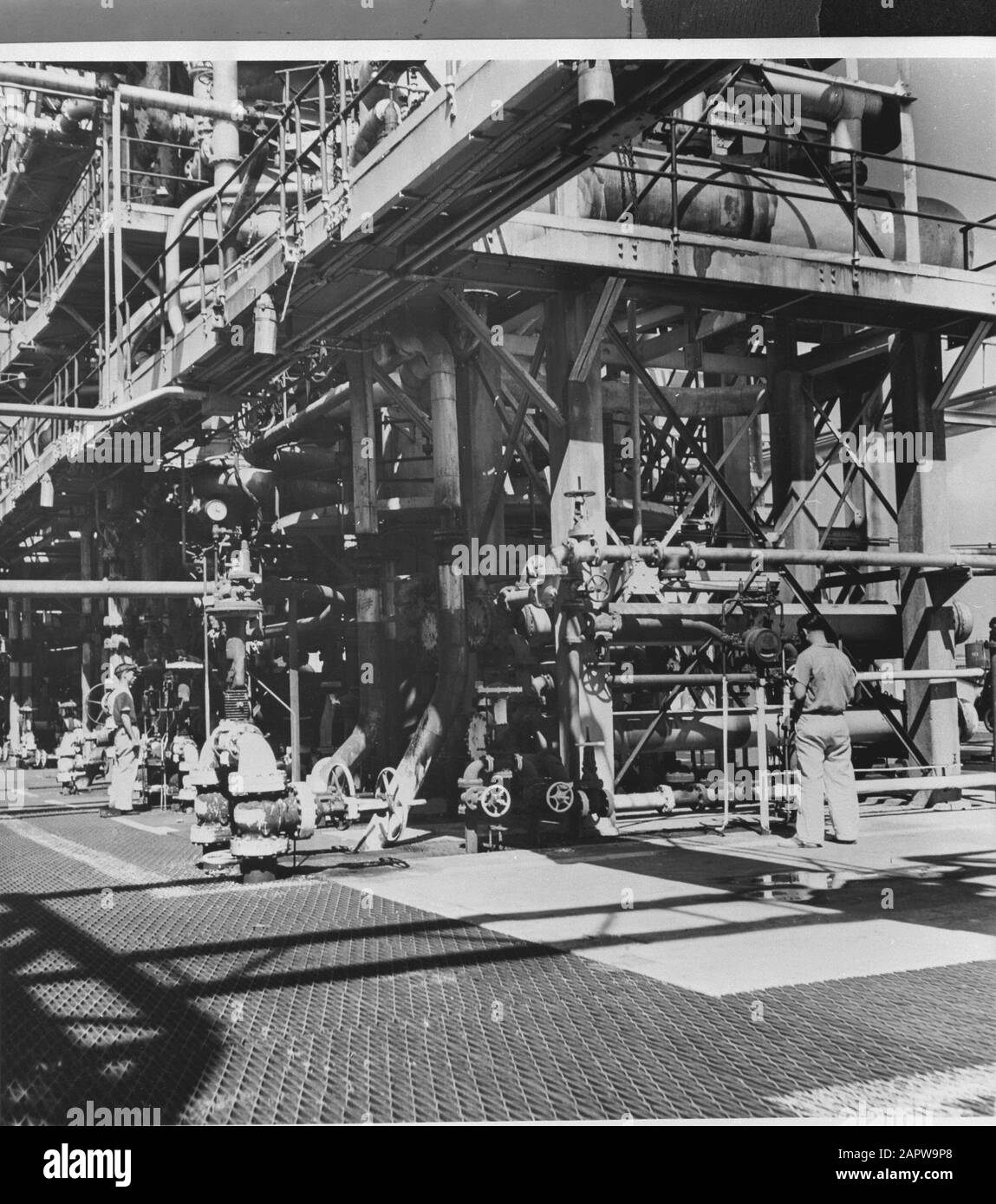 Wi [Indie Occidentali]/Anefo London Series Cracker Installazione della raffineria di petrolio della Royal Dutch Petroleum Company Data: 1940-1945 luogo: Curaçao Parole Chiave: Raffinerie di petrolio, seconda guerra mondiale Istituto Nome: Shell Foto Stock