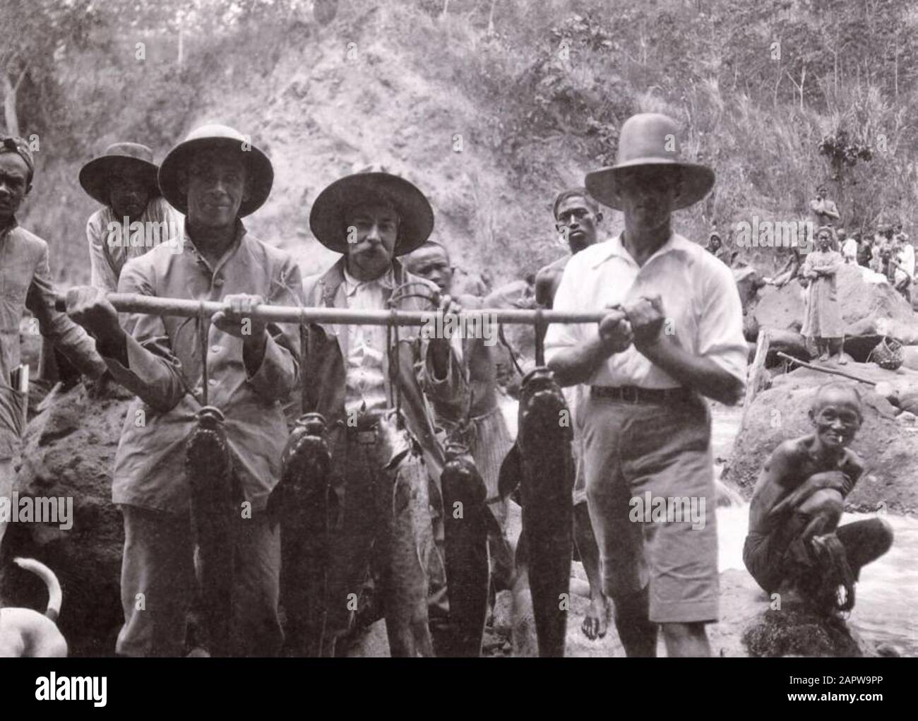 Indonesia: Ex olandese-Indies Java: Gli uomini mostrano la loro cattura  dopo la pesca dal fiume Tjibadak mentre orologio giavanese. 1915-1930 Foto  stock - Alamy