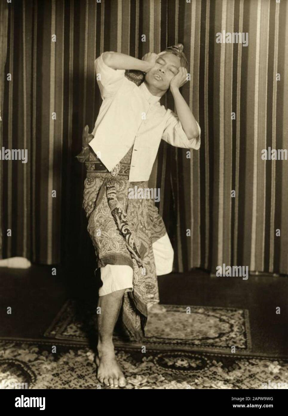 Raden M. Hardjodiringgo contribuisce da Saidja e da Adinda" di Multatuli su Indian Art Noughs nei Paesi Bassi. In questa scena, gioca un uomo ubriaco. Afferra la testa e grida, Ubriaco, ubriaco, sono ubriaco. 1927. Foto Stock