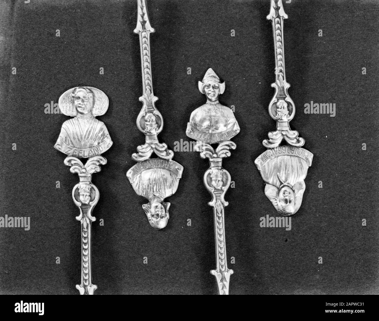 Foto di prodotto; argenteria Spoontjes ha incontrato donne in costume da Gerritsen & Van Kempen in Zeist Data: 1 gennaio 1930 Località: Utrecht (provincia), Zeist Parole Chiave: Articoli per la casa Nome dell'istituzione: Zeeland Foto Stock