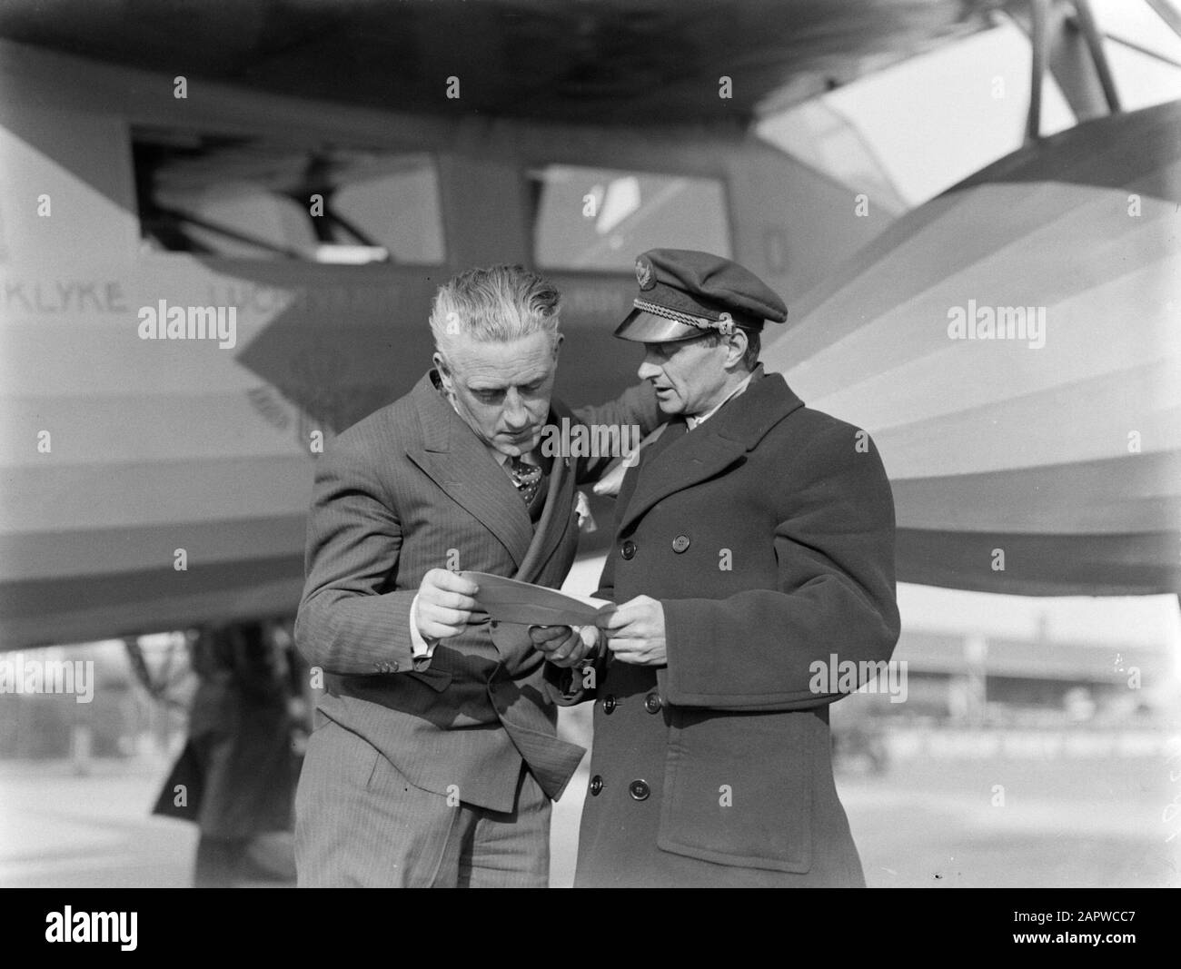 Aeroporto Berlin - Tempelhof Left Harry Laponder And Right Pilot Willem Beekman At The Fokker F.Xx Ph-Aiz Silver Gull Data: Ottobre 1934 Posizione: Berlino, Germania Parole Chiave: Aeronautica, Compagnie Aeree, Piloti, Personale Aeronautico, Personale Aeroportuale: Beekman, Willem, Laponder, Harry Institution Nome: Berlin-Tempelhof Foto Stock