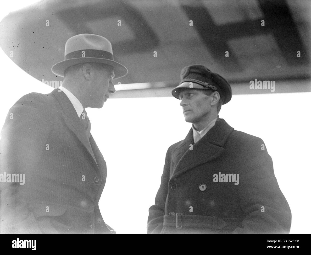 Aeroporto di Berlino - Tempelhof Left MR. Schmidt e Right pilot Willem Beekman al Fokker F.XX PH-AIZ Zilvermeeuw Data: Ottobre 1934 posizione: Berlino, Germania Parole Chiave: Aeronau, compagnie aeree, piloti, aeromobili, personale aereo, aeroporti Nome Del Personale: Beekman, Willem, Schmidt, nome: Berlin-Tempelhof Institution Foto Stock