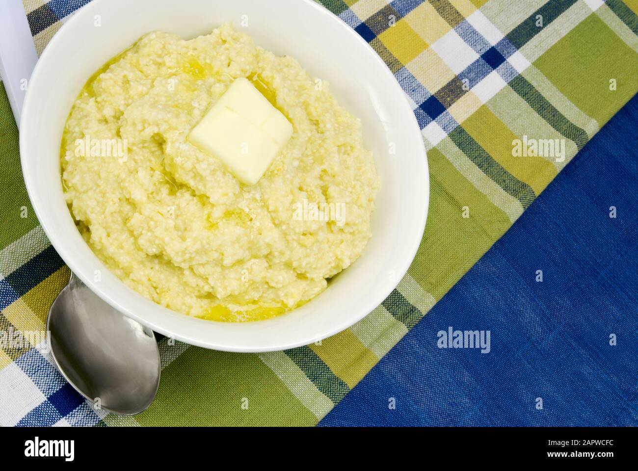 Grits fatti in casa. Il GRIITS è una tradizione gastronomica del sud per la colazione. Si tratta di formaggio che grits soffocato nel burro di fusione. Foto Stock