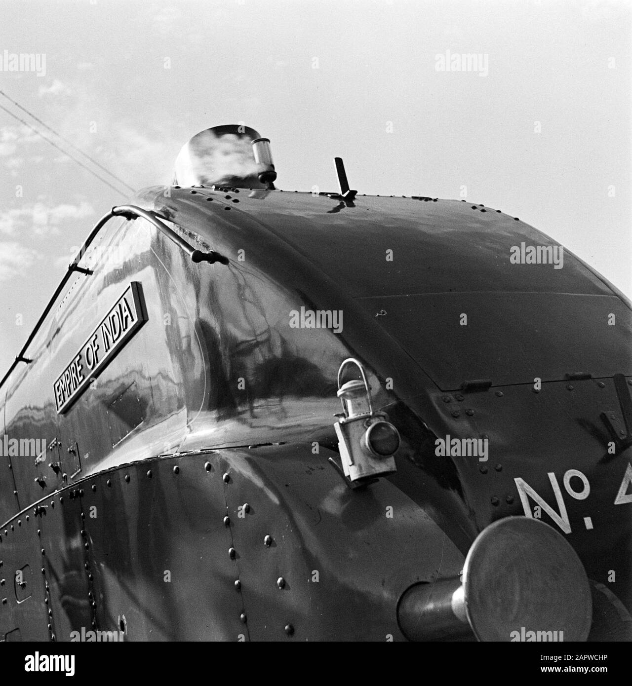 Scozia - Edinburgh Waverley Railway Station Locomotive 'The Empire of India' Annotation: The 'Empire of India' was an LNER Class A4 British Steam Locomotive Designed by Sir Nigel Gresley in 1935. Da London King Cross a North England and Scotland Data: 1934 posizione: Edimburgo, Gran Bretagna Parole Chiave: Locomotive, treni Foto Stock