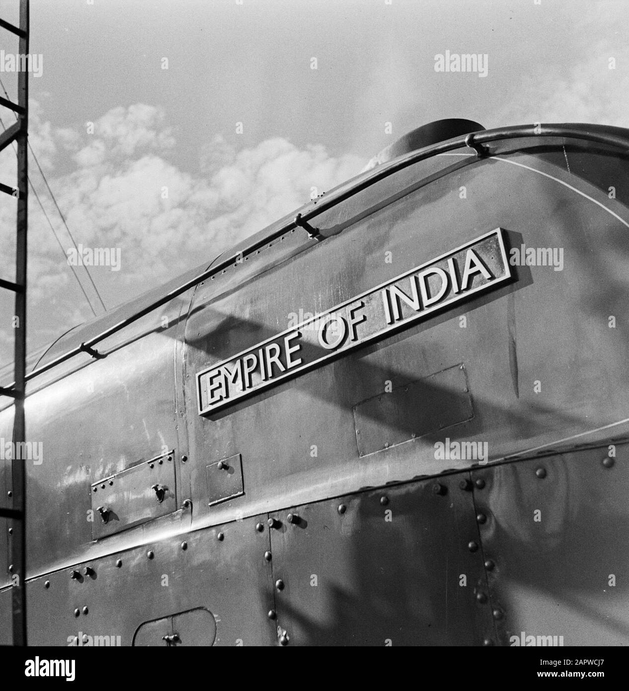 Scozia - Edinburgh Waverley Railway Station Locomotive 'The Empire of India' Annotation: The 'Empire of India' was an LNER Class A4 British Steam Locomotive Designed by Sir Nigel Gresley in 1935. Da London King Cross a North England and Scotland Data: 1934 posizione: Edimburgo, Gran Bretagna Parole Chiave: Locomotive, treni Foto Stock