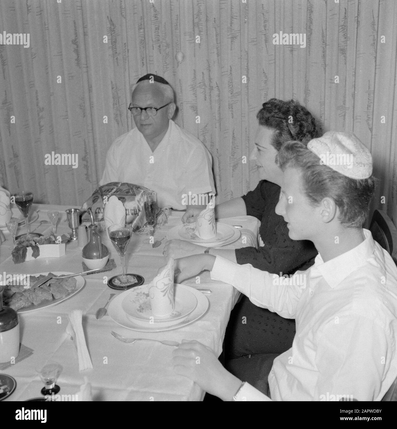 Pasto il Venerdì sera, alla vigilia del Pasto Shabbat all'inizio del Sabato. Sul tavolo una kiddoeshcup, un bicchiere di vino e un piatto ricoperto di stoffa con pane Data: 1 gennaio 1963 luogo: Israele Foto Stock