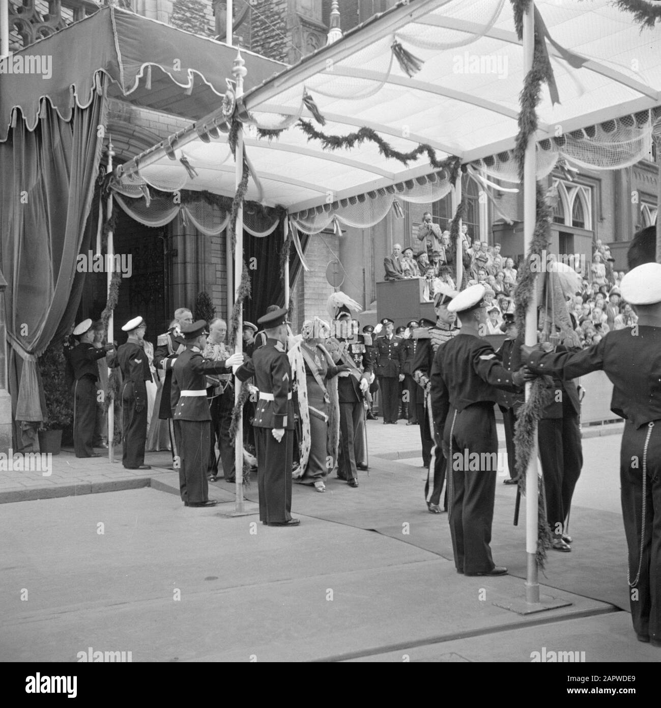 Abdicazione della Regina Wilhelmina/Inaugurazione della Regina Giuliana Lunedì mattina (numero d'ordine 29-39). La processione reale lascia la Nuova Chiesa. Regina e principe di ritorno al palazzo sotto la pergola Data: 6 Settembre 1948 luogo: Amsterdam, Noord-Holland Parole Chiave: Inaugurazioni, casa reale Nome personale: Bernhard, principe, Juliana, Regina Foto Stock