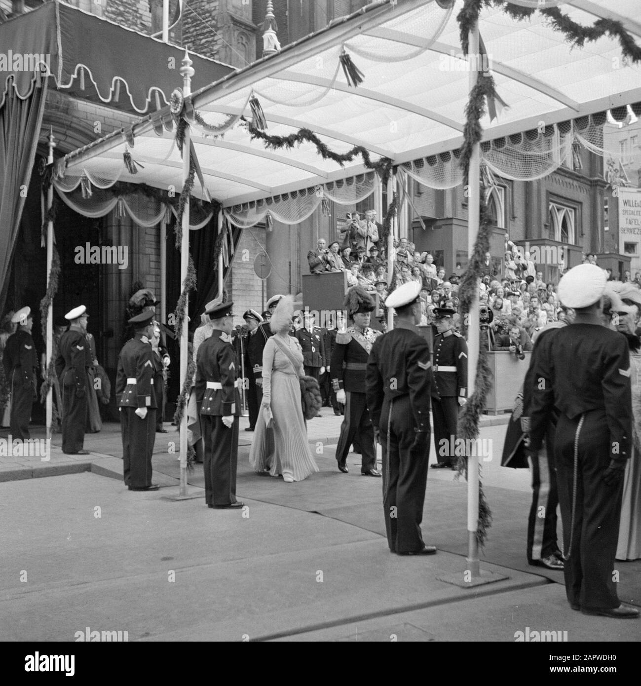Abdicazione della Regina Wilhelmina/Inaugurazione della Regina Juliana Lunedi mattina (numero d'ordine 33-39). Gli ospiti stranieri regali lasciano il Nieuwe Kerk e ritornano sotto la pergola al palazzo. Sulla foto: Crown Prince Olav e Crown Princess Martha of Norway Data: 6 settembre 1948 luogo: Amsterdam, Noord-Holland Parole Chiave: Ospiti, inaugurazioni, casa reale, principesse, principesse Nome personale: Märtha, Principessa di Norvegia, Olav, Principe di Norvegia Foto Stock