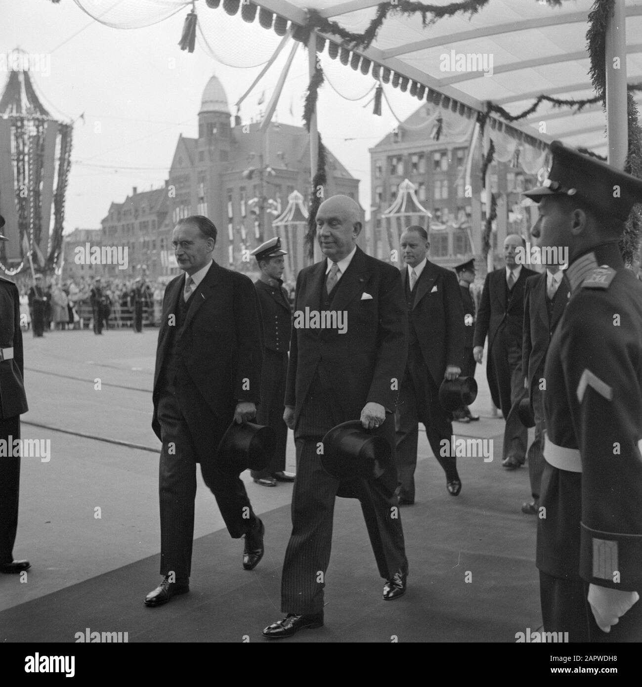 Abdicazione della Regina Wilhelmina/Inaugurazione della Regina Juliana Lunedi mattina (numero d'ordine 6-39). Il Consiglio dei Ministri sotto la pergola sulla strada dal palazzo alla Chiesa Nuova. Ha lasciato il primo Ministro Dr. W. Drees, con il Sig. J.R.M. van Schaik (gestione del traffico e dell'acqua). Dietro di esso il Sig. D.U. Stikker (affari esteri), con in più MR. J.H. van Maarseveen (affari interni) Data: 6 Settembre 1948 luogo: Amsterdam, Noord-Holland Parole Chiave: Inaugurazioni, casa reale, ministri Nome personale: Drees W., Maarseveen, J.H. van, Schaik, J.R.M. di, Stikker, D.U. Foto Stock