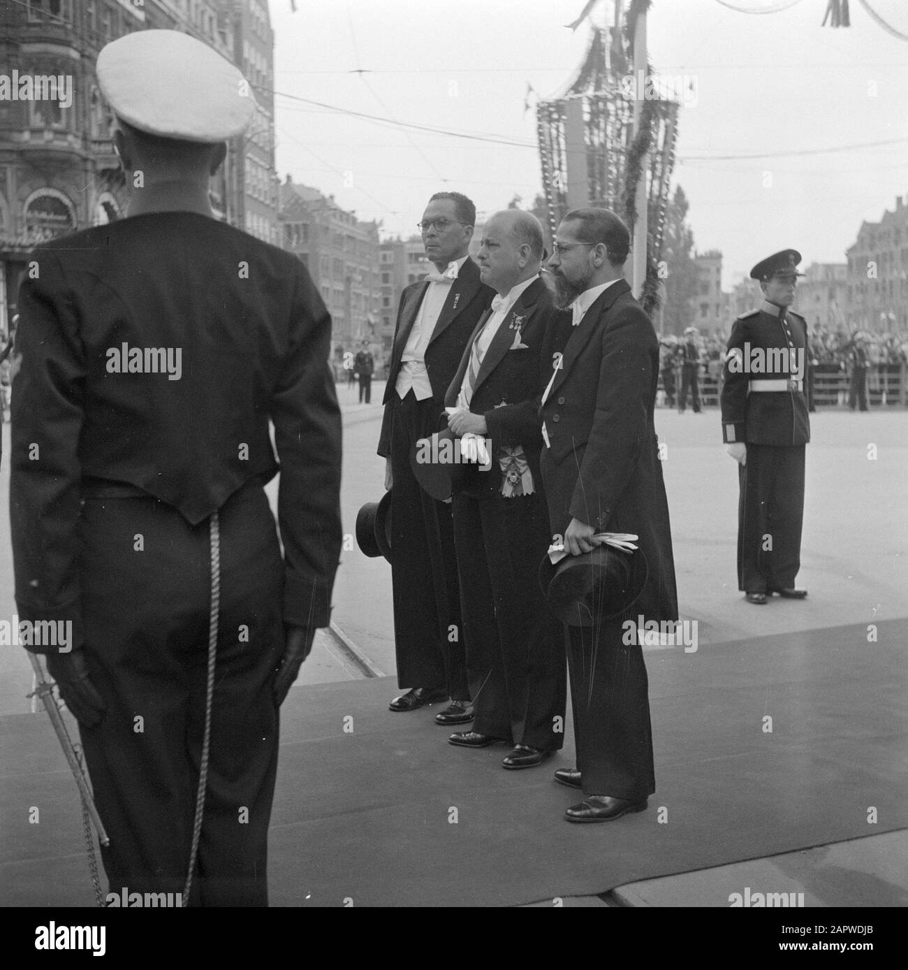 Abdicazione della Regina Wilhelmina/Inaugurazione della Regina Juliana Lunedi mattina (numero d'ordine 5-39). I membri delle delegazioni del Suriname e delle Antille Olandesi sotto la pergola durante il loro viaggio dal palazzo al Nieuwe Kerk. Destra: Sig.dr. M.F. da Costa Gomez (Curacao), accanto a mr.dr. DESTRA Pos (Suriname) Data: 6 Settembre 1948 luogo: Amsterdam, Antille Olandesi, Suriname Parole Chiave: Delegazioni, inaugurazioni, casa reale, militare, territori d'oltremare Nome personale: Costa Gomez, M. F da, pos, R.H. Foto Stock