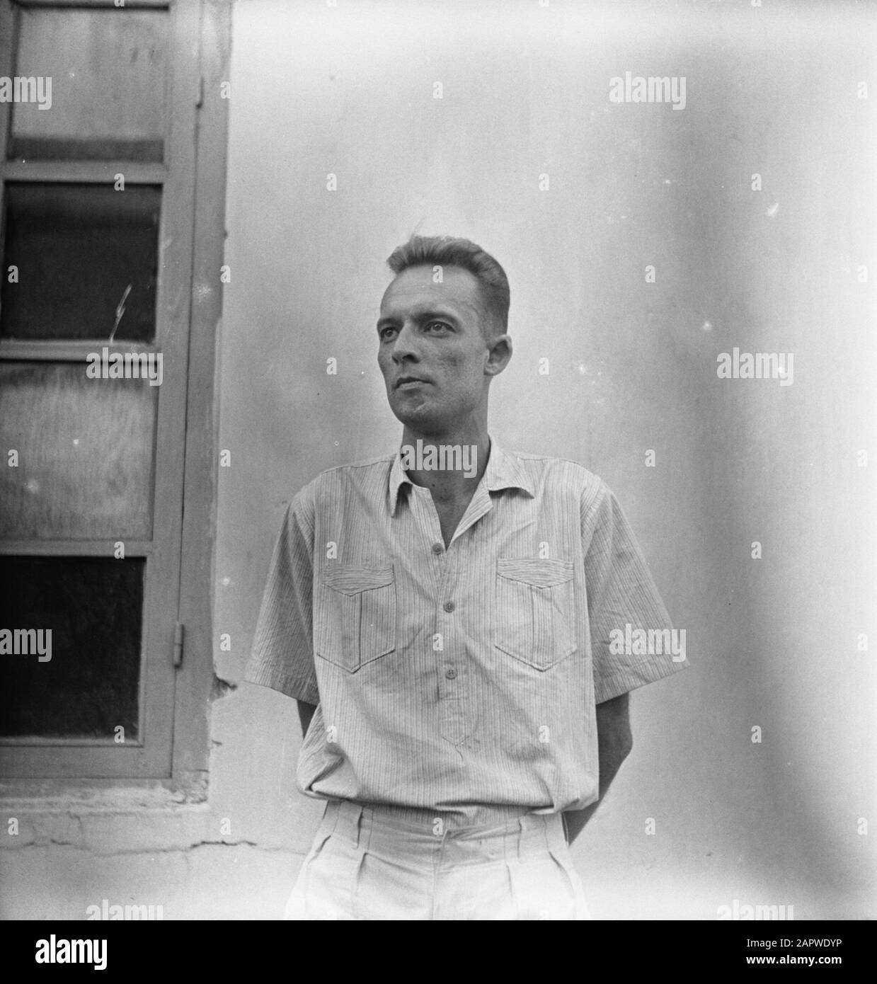 Prese A Malang Malang. Uno dei cinque tedeschi arrestati a Malang il 1 agosto 1947: Alfred Pschunder, nato il 24 dicembre 1918 a Malang, Rijksgerman. Ha fondato i cani per il Polisi Negara Annotation: DJK Date: 1 August 1947 Location: Indonesia, Malang, Dutch East Indies Foto Stock
