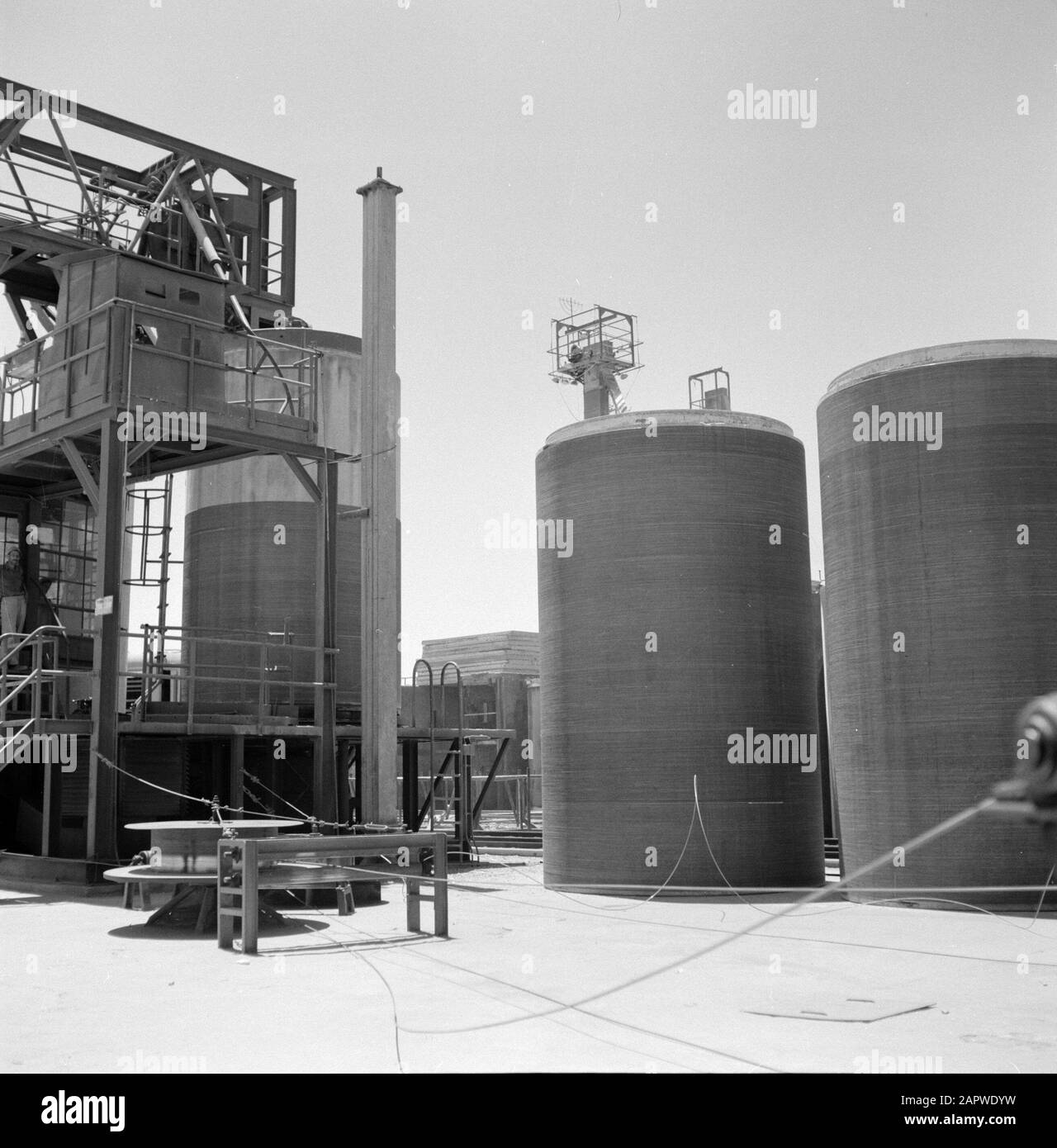 Stampi per la colata di tubi in calcestruzzo sul sito di una fabbrica di tubi ad Ashkelon Data: 1 gennaio 1960 Località: Ashkelon, Israele Parole Chiave: Tubi, stampi Foto Stock