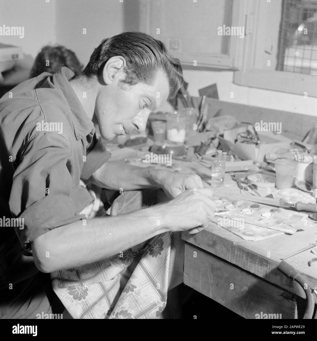 Israele - Eilat Man lavorare su Eilat Stone in una società in cui questa pietra è lavorata Data: 1 gennaio 1963 Località: Eilat, Israele Parole Chiave: Lavoratori, pietre preziose, ecc. pietre semipreziose, industria, macchine Foto Stock