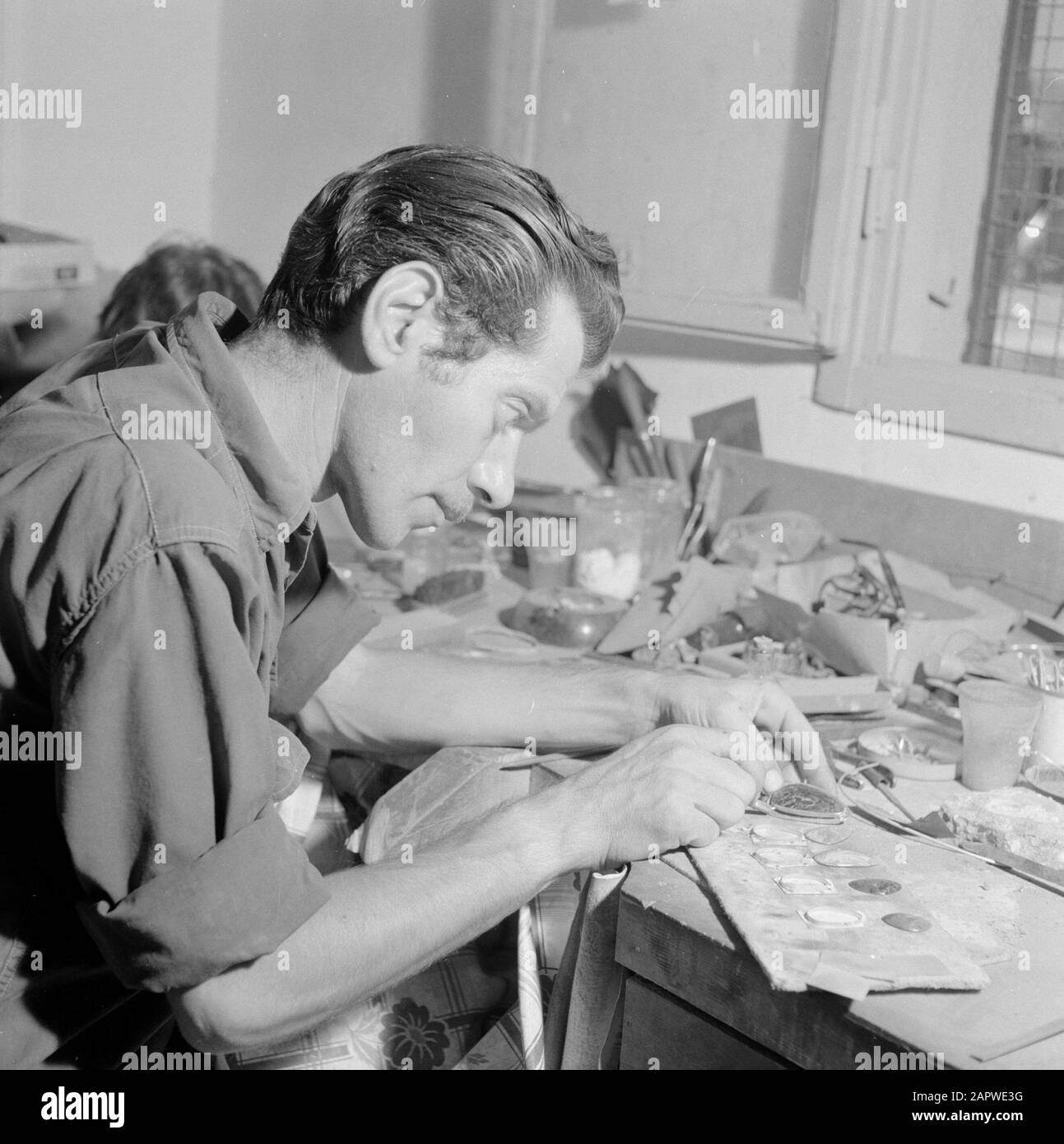 Israele - Eilat Man lavorare su Eilat Stone in una società in cui questa pietra è lavorata Data: 1 gennaio 1963 Località: Eilat, Israele Parole Chiave: Lavoratori, pietre preziose, ecc. pietre semipreziose, industria, macchine Foto Stock