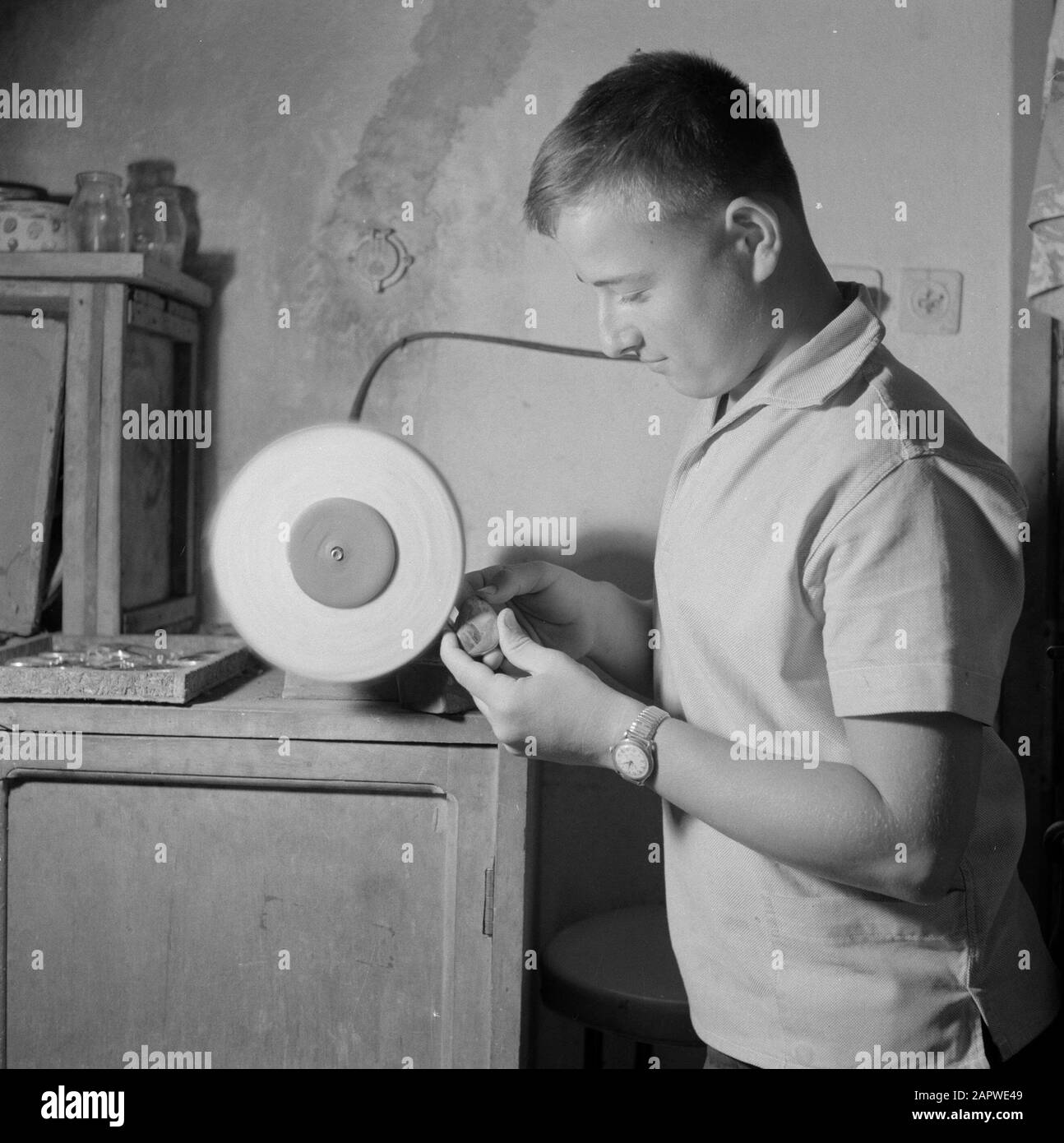 Israele - Eilat Man lavorare sulla macinazione della pietra Eilat in un'azienda dove questa pietra è lavorata Data: 1 gennaio 1963 Località: Eilat, Israele Parole Chiave: Operai, pietre preziose, pietre semipreziose, industria, macchine, macinacaffè Foto Stock