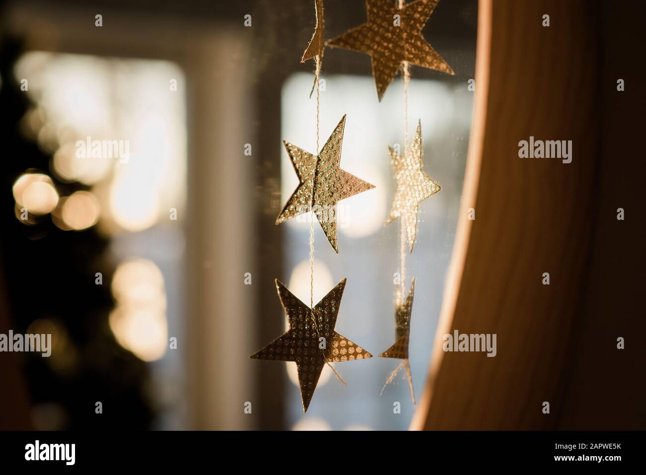 scintillante decorazione di stelle di carta in interni alla luce del sole Foto Stock